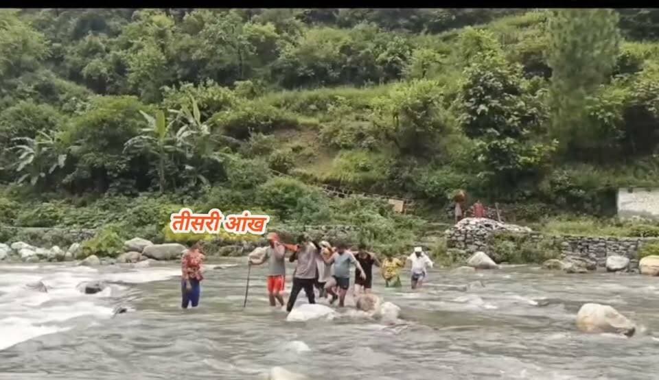 विकास की धीमी रफ्तार पर चौबट्टाखाल के ग्रामीणों का दर्द, उफनती नदी पार कर कंधों पर मरीज ढोने को मजबूर लोग।
कल पौड़ी पहुंचे मंत्री भारत सिंह चौधरी से इस तरह के दृश्यों पर सवाल पूछे जाने पर उनका जवाब था कि विकास धीमे-धीमे होता है 🤦🤦