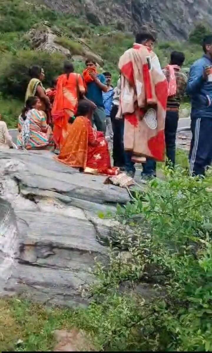 ब्रेक फेल होने से सड़क किनारे पलटा टेंपो ट्रेवलर, 17 यात्री सवार
उत्तरकाशी के सोनगाड के पास गंगोत्री राष्ट्रीय राजमार्ग पर रविवार को ब्रेक फेल होने से गुजरात के 17 यात्रियों से भरा टेंपो ट्रेवलर अनियंत्रित होकर सड़क किनारे पलट गया। हादसे में कुछ यात्रियों को हल्की चोटें आईं, जिन्हें 108 एंबुलेंस से गंगनानी स्वास्थ्य केंद्र पहुंचाया गया। राहत की बात है कि सभी यात्री सुरक्षित बताए जा रहे हैं और किसी के गंभीर घायल होने की सूचना नहीं है।