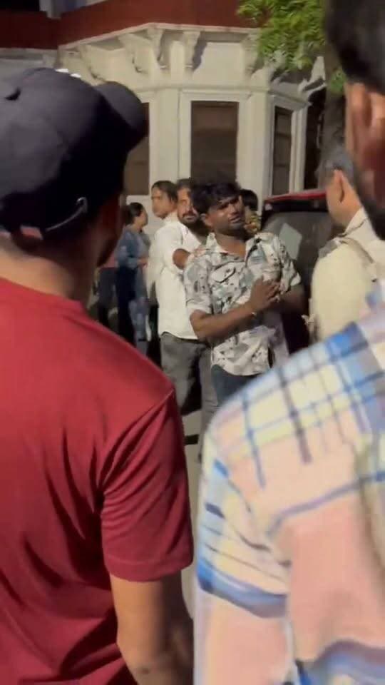 जोधपुर के बॉम्बे मोटर चौराहे पर कल रात्रि पति - पत्नी मुख्य रोड पर ल*ड़ने लग गए । झ*गड़े में पत्नी ने अपने छोटे से मासूम बच्चे को नी*चे फें*क दिया और पति - पत्नी दोनों छोटे बच्चे के साथ मा*रपीट कर रहे थे । तभी मौके पर खड़े लोगों ने किया बीच बचाव और पुलिस को दी सूचना। पुलिस मौके पर पहुंचकर पति पत्नी को ले गई थाने।