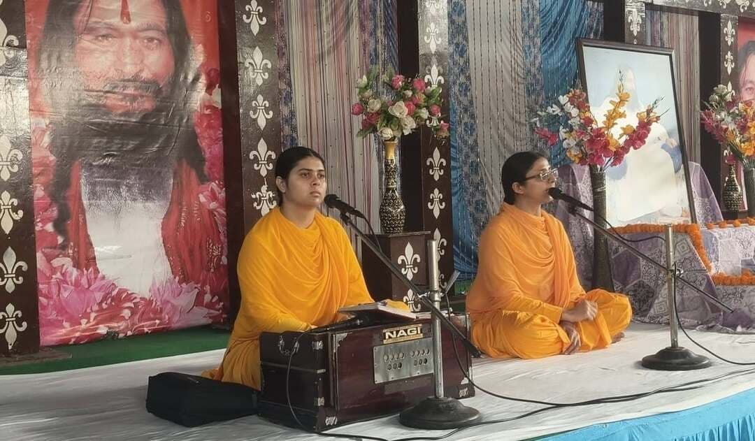 धर्म के लक्षण ही है वास्तविक धर्म की पहचानः साध्वी भावना भारती जी
जगाधरी, हनुमान गेट स्थित दिव्य ज्योति जाग्रति संस्थान आश्रम में साप्ताहिक सत्संग का आयोजन किया गया जिसके दौरान परम पूजनीय दिव्य गुरु आशुतोष महाराज जी की शिष्या साध्वी सुश्री भावना भारती जी ने आध्यात्म से जुड़े गूढ़ सूत्रों को उजागर करते हुए मनुस्मृति में वर्णित धर्म के दस लक्षणों का उल्लेख किया और कहा कि धर्म वह जीवन-पद्धति है जो मनुष्य के विचारों, व्यवहार और आचरण में सकारात्मक गुणों के रूप में दिखाई देती है। उन्होंने विस्तार पूर्वक व्याख्या करते हुए कहा कि धृति अर्थात धैर्य एवं दृढ़ता धर्म का प्रथम लक्षण है। जीवन में परिस्थितियाँ चाहे कितनी भी विपरीत क्यों न हों, मनुष्य को अपने कर्तव्य और सत्य के मार्ग से विचलित नहीं होना चाहिए। दूसरा लक्षण क्षमा है और क्षमा केवल दूसरों की भूल को माफ कर देना नहीं अपितु अपने भीतर द्वेष, प्रतिशोध और कटुता को समाप्त करना है। क्षमाशील व्यक्ति स्वयं भी मानसिक शांति प्राप्त करता है और समाज में प्रेम एवं सद्भाव का वातावरण स्थापित करता है। तीसरा लक्षण दम अर्थात मन पर नियंत्रण है जिसमें मन को आध्यात्मिक ज्ञान के द्वारा संयमित करना आवश्यक है। अस्तेय को धर्म का चौथा लक्षण बताते हुए उन्होंने कहा कि जो वस्तु हमें अधिकारपूर्वक प्राप्त नहीं हुई है, उसे ग्रहण न करना ही अस्तेय है। किसी के अधिकार, श्रेय, अवसर या विश्वास का अनुचित रूप से हरण न करना भी अस्तेय की भावना है। पाँचवां लक्षण शौच, जिसका अर्थ केवल शरीर की स्वच्छता नहीं है अपितु मन, विचार और भावनाओं की पवित्रता भी धर्म का अभिन्न अंग है। साध्वी जी ने छठा लक्षण इन्द्रिय निग्रह को बताया और कहा कि धर्म का मार्ग इन्द्रियों का दमन नहीं अपितु उन पर विवेकपूर्ण नियंत्रण सिखाता है।जो व्यक्ति अपनी इन्द्रियों को अपने विवेक के अधीन रखता है, वही अपने जीवन को सही दिशा दे सकता है। सातवाँ लक्षण धी अर्थात विवेक, बुद्धि और सही निर्णय लेने की क्षमता है। उन्होंने कहा कि अर्जित किए हुए ज्ञान का उचित समय और उचित परिस्थिति में सही प्रयोग करना आवश्यक है। आठवाँ लक्षण विद्या जो मनुष्य के जीवन में ज्ञान के प्रचण्ड सूर्य को उदित कर अज्ञानता के अंधकार को समूल विनष्ट कर देती है। साध्वी जी ने कहा कि वास्तविक विद्या वही है जो मनुष्य को विनम्र बनाए, उसके चरित्र का निर्माण करे और उसे अपने वास्तविक स्वरूप को जानने की दिशा में अग्रसर करे। नौवां लक्षण सत्य केवल वाणी से सच बोलने का नाम नहीं अपितु मन,वचन और कर्म में एकरूपता स्थापित करना भी सत्य का ही स्वरूप है।अक्रोध धर्म का दसवाँ लक्षण है। अक्रोध का अर्थ यह नहीं कि मनुष्य अन्याय के प्रति मौन रहे अपितु इसका अर्थ है कि वह क्रोध और आवेश के स्थान पर विवेक, संयम और शांत चित्त से उचित निर्णय ले। साध्वी सुश्री भावना भारती जी ने कहा कि यदि आज हम सभी इन गुणों को धारण कर लें तो हम अपने व्यक्तिगत जीवन को शांत एवं संतुलित बनाने के साथ अपने परिवार और समाज में भी प्रेम, सद्भाव और नैतिक मूल्यों की स्थापना कर सकते हैं और ऐसा केवल एक पूर्ण ब्रह्मनिष्ठ सद्गुरु एवं ब्रह्मज्ञान से ही संभव हो सकता है। इस अवसर पर साध्वी बहनों द्वारा सुमधुर भजनों का गायन भी किया गया, जिससे वातावरण भक्तिमय हो उठा। विश्व शांति हेतु सामूहिक ध्यान साधना के साथ कार्यक्रम का समापन किया गया।