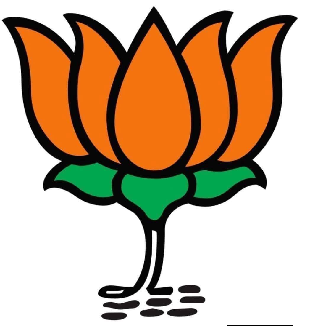 निगम चुनाव से पहले भाजपा में टिकट को लेकर घमासान, विट्ठल शंकर अवस्थी बोले- ‘बगावतखोरों को नहीं मिलेगा टिकट’
नेताओं के घरों पर कार्यकर्ताओं की आवाजाही बढ़ी, टिकट वितरण से पहले खेमेबंदी ने बढ़ाई सियासी गर्मी; आलाकमान के समन्वय प्रयासों के बीच बयानों ने बढ़ाई बेचैनी
भीलवाड़ा (महेन्द्र नागौरी) नगर निगम चुनाव जैसे-जैसे नजदीक आ रहे हैं, भीलवाड़ा की सियासत में टिकटों को लेकर घमासान तेज होता जा रहा है। भाजपा में संभावित प्रत्याशियों को लेकर अंदरखाने चल रही खींचतान अब बयानों के जरिए सतह पर आने लगी है। पूर्व विधायक एवं हालिया विधानसभा चुनाव में भाजपा प्रत्याशी रहे विट्ठल शंकर अवस्थी के ‘बगावतखोरों को टिकट नहीं मिलेगा’ वाले बयान ने राजनीतिक हलकों में नई बहस छेड़ दी है।
एक ओर पार्टी का प्रदेश नेतृत्व विभिन्न गुटों के बीच समन्वय स्थापित कर चुनावी मैदान में एकजुटता का संदेश देने की कोशिश कर रहा है, वहीं दूसरी ओर टिकट को लेकर नेताओं और कार्यकर्ताओं की सक्रियता लगातार बढ़ रही है। भाजपा से जुड़े कई कार्यकर्ता संभावित दावेदारों और प्रमुख नेताओं के घरों पर पहुंचकर अपनी राजनीतिक स्थिति मजबूत करने में जुटे हैं। इससे साफ है कि चुनावी टिकट की दौड़ अब धीरे-धीरे खुलकर सामने आने लगी है।
अवस्थी के बयान ने बढ़ाई सियासी गर्मी
विट्ठल शंकर अवस्थी का बयान ऐसे समय आया है, जब भाजपा के सामने निगम चुनाव में सबसे बड़ी चुनौती संगठन की:- एकजुटता बनाए रखने की है। उनके बयान को पार्टी के भीतर अनुशासन और निष्ठा के सवाल से जोड़कर देखा जा रहा है। खासकर उन नेताओं और कार्यकर्ताओं के लिए यह संदेश माना जा रहा है, जिन्होंने पिछले चुनावों में पार्टी लाइन से अलग जाकर राजनीतिक गतिविधियां की थीं।
हालांकि, बयान के बाद पार्टी के भीतर अलग-अलग तरह की प्रतिक्रियाओं की चर्चा है। एक वर्ग इसे संगठनात्मक अनुशासन के पक्ष में जरूरी सख्ती मान रहा है, तो दूसरे वर्ग में यह सवाल उठ रहा है कि टिकट वितरण के समय पुराने राजनीतिक मतभेदों का असर कितना पड़ेगा।
निर्दलीय विधायक के साथ खड़ा धड़ा भी अहम
भीलवाड़ा की स्थानीय राजनीति में निर्दलीय विधायक के साथ खड़े भाजपा समर्थक नेताओं और कार्यकर्ताओं की भूमिका भी चुनाव में महत्वपूर्ण मानी जा रही है। ऐसे कार्यकर्ताओं में से कुछ को लेकर राजनीतिक हलकों में चर्चा है कि टिकट वितरण के समय उनका रुख निर्णायक हो सकता है। मध्यमार्गी कार्यकर्ताओं में भी टिकटों को लेकर उत्सुकता और बेचैनी बढ़ रही है।
यदि टिकट वितरण में किसी प्रमुख गुट की अनदेखी हुई या असंतोष खुलकर सामने आया तो चुनावी मुकाबले के समीकरण बदल सकते हैं। भाजपा के सामने चुनौती केवल जीतने योग्य प्रत्याशियों का चयन करने की नहीं, बल्कि टिकट के बाद संभावित बगावत और असंतोष को संभालने की भी होगी।
सांसद अग्रवाल ने संभाला मोर्चा
वहीं भाजपा सांसद दामोदर अग्रवाल ने अपेक्षाकृत संयमित भाषा का इस्तेमाल करते हुए विवाद को शांत रखने की कोशिश की है। पार्टी के वरिष्ठ नेताओं की ओर से लगातार यह प्रयास किया जा रहा है कि निगम चुनाव में संगठन एकजुट होकर मैदान में उतरे और व्यक्तिगत मतभेद चुनावी रणनीति पर हावी न हों।
लेकिन अवस्थी के तेवरों ने संकेत दे दिए हैं कि टिकट वितरण की राह आसान नहीं रहने वाली। अब असली परीक्षा पार्टी नेतृत्व की होगी कि वह विभिन्न राजनीतिक धड़ों के बीच संतुलन बनाते हुए ऐसे प्रत्याशियों का चयन कैसे करता है, जिन्हें संगठन और स्थानीय कार्यकर्ताओं दोनों का समर्थन मिल सके।
टिकटों की घोषणा के बाद साफ होगी तस्वीर:-
फिलहाल नेताओं के घरों पर कार्यकर्ताओं की आवाजाही, संभावित दावेदारों की सक्रियता और अंदरखाने चल रही बैठकों ने चुनावी माहौल को गर्म कर दिया है। टिकट के दावेदार अपनी-अपनी राजनीतिक ताकत दिखाने में जुटे हैं। ऐसे में टिकट किसे मिलता है और किसका पत्ता कटता है, यह आने वाले दिनों में भाजपा की स्थानीय राजनीति की दिशा तय करेगा।
यदि टिकट वितरण के बाद असंतोष दबा नहीं और बगावत या निर्दलीय प्रत्याशियों के रूप में सामने आया, तो नगर निगम चुनाव का मुकाबला बेहद दिलचस्प हो सकता है। फिलहाल भाजपा के भीतर सबसे बड़ा सवाल यही है—संगठन की एकजुटता भारी पड़ेगी या टिकट की राजनीति में गुटीय समीकरण?