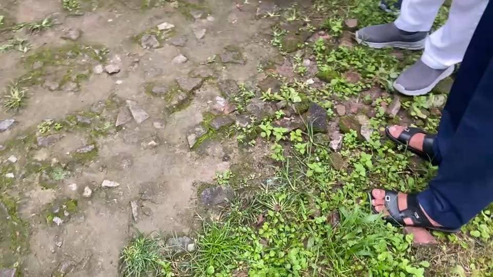 उपमंडल जोगिंदरनगर मटरू पंचायत के सुजा गांव के टैक्सी चालक सुरेश कुमार की मदद करने पहुंचे जोगिंदरनगर विकास मंच के संस्थापक केके सकलानी ,बता दे कि 5 वर्ष पहले पातकू में हुए सड़क हादसे ने छीन ली खुशहाल जिंदगी, 5 वर्ष से चलने फिरने और कार्य करने में है पूरी तरह से असमर्थ है।