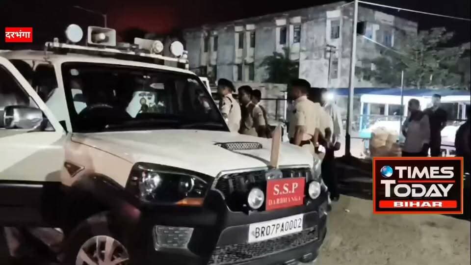 Darbhanga में देर रात Murder पड़ोसी ने डायगर से हमला कर उतारा मौत के घाट दूसरे को पेट में चाकू गोद दिया मौके पर आनन फानन में पहुंचे SSP, CITY SP सहित कई थानों की पुलिस