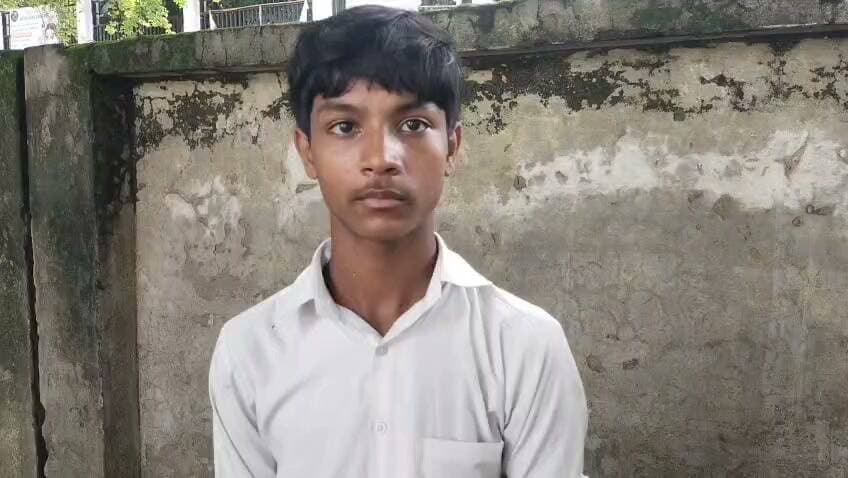 फतेहपुर में दबंगई के आरोपों से बढ़ा तनाव, दूसरी महिला ने भी घर में घुसकर मारपीट और छेड़छाड़ का लगाया आरोप
लगातार सामने आ रही शिकायतों से क्षेत्र में आक्रोश, दो अलग-अलग घटनाओं को जोड़कर देख रहे स्थानीय लोग
कोतवाली पुलिस ने दोनों मामलों की जांच के लिए टीमें गठित कीं, सीसीटीवी फुटेज और साक्ष्यों के आधार पर होगी कार्रवाई
✒️ रिपोर्ट : सहयोगी शिवा गुप्ता के साथ जिला ब्यूरो अजय श्रीवास्तव
फतेहपुर। सदर कोतवाली क्षेत्र में लगातार सामने आ रही दो अलग-अलग शिकायतों ने स्थानीय स्तर पर कानून-व्यवस्था को लेकर चर्चा तेज कर दी है। पहली घटना में गर्भवती महिला द्वारा मारपीट और धमकी के आरोप लगाए गए थे, जबकि अब कृष्ण बिहारी नगर निवासी एक अन्य महिला ने पड़ोस के कुछ लोगों पर घर में घुसकर छेड़छाड़, मारपीट और जान से मारने की धमकी देने का आरोप लगाया है। दोनों मामलों में पुलिस प्रशासन ने गंभीरता दिखाते हुए जांच शुरू कर दी है। थाना प्रभारी निरीक्षक हेमंत कुमार मित्रा का कहना है कि सभी तथ्यों की निष्पक्ष जांच के बाद दोषियों के विरुद्ध कठोर वैधानिक कार्रवाई की जाएगी।
फतेहपुर शहर के सदर कोतवाली क्षेत्र में लगातार सामने आ रही दो अलग-अलग घटनाओं को लेकर स्थानीय लोगों में चर्चा और आक्रोश दोनों बढ़ता दिखाई दे रहा है। क्षेत्रवासियों का कहना है कि यदि शिकायतों में लगाए गए आरोप सही पाए जाते हैं तो यह कानून-व्यवस्था के लिए गंभीर विषय है। वहीं पुलिस का कहना है कि बिना जांच किसी निष्कर्ष पर पहुंचना उचित नहीं होगा।
ताजा मामले में कृष्ण बिहारी नगर (मोटे महादेवन मंदिर के पीछे) निवासी खुर्शीदा पत्नी मोहम्मद अकरम ने कोतवाली पुलिस को दिए शिकायती पत्र में आरोप लगाया है कि 17 अगस्त 2026 की शाम वह अपनी परचून की दुकान पर मौजूद थीं। इसी दौरान पड़ोस का रहने वाला एक युवक दुकान पर आया और कथित रूप से अश्लील हरकतें करने लगा। विरोध करने पर उसके द्वारा जबरन दुकान में घुसकर अभद्रता, मारपीट और छेड़छाड़ किए जाने का आरोप लगाया गया है।
शिकायत में यह भी कहा गया है कि कुछ देर बाद आरोपी अपने अन्य साथियों के साथ लाठी-डंडों से लैस होकर दोबारा घर पहुंचे और परिवार के सदस्यों के साथ मारपीट की। आरोप है कि इस दौरान एक युवक का हाथ भी फ्रैक्चर हो गया तथा पूरे परिवार को गंभीर परिणाम भुगतने की धमकी दी गई।
यह मामला ऐसे समय सामने आया है जब कुछ दिन पहले इसी क्षेत्र में एक गर्भवती महिला द्वारा भी मारपीट और धमकी की शिकायत की गई थी। दोनों घटनाओं को लेकर स्थानीय लोग इन्हें आपस में जोड़कर देख रहे हैं और क्षेत्र में कुछ कथित दबंग युवकों की गतिविधियों पर सवाल उठा रहे हैं।
हालांकि पुलिस प्रशासन ने स्पष्ट किया है कि दोनों घटनाओं की निष्पक्ष एवं तथ्यपरक जांच की जा रही है। थाना प्रभारी निरीक्षक हेमंत कुमार मित्रा ने दोनों मामलों को संज्ञान में लेते हुए अलग-अलग पुलिस टीमों का गठन किया है। जांच टीम आसपास लगे सीसीटीवी कैमरों की फुटेज, वायरल वीडियो, प्रत्यक्षदर्शियों के बयान और उपलब्ध साक्ष्यों का परीक्षण कर रही है।
पुलिस के अनुसार अब तक किसी भी पक्ष के आरोपों की अंतिम पुष्टि नहीं हुई है। सभी तथ्यों का विधिक परीक्षण किया जा रहा है। यदि जांच में शिकायतें सही पाई जाती हैं तो दोषियों के विरुद्ध कठोर कानूनी कार्रवाई की जाएगी। वहीं यदि कोई पक्ष झूठी शिकायत या भ्रामक तथ्य प्रस्तुत करता पाया गया तो उसके विरुद्ध भी नियमानुसार कार्रवाई की जाएगी।
पुलिस अधिकारियों का कहना है कि किसी भी विवाद को राजनीतिक, सामाजिक या व्यक्तिगत प्रभाव के आधार पर नहीं बल्कि उपलब्ध साक्ष्यों और कानून के अनुसार ही निस्तारित किया जाएगा।
दो अलग-अलग शिकायतों के सामने आने के बाद यह मामला अब पुलिस की गहन जांच के दायरे में है। फिलहाल आरोप और प्रत्यारोप दोनों मौजूद हैं। ऐसे में जांच पूरी होने तक किसी भी पक्ष को दोषी या निर्दोष मानना उचित नहीं होगा। वास्तविक स्थिति सीसीटीवी फुटेज, प्रत्यक्षदर्शियों के बयान और अन्य उपलब्ध साक्ष्यों के परीक्षण के बाद ही स्पष्ट हो सकेगी।
👇👇
#Fatehpur #SadarKotwali #WomenSafety #LawAndOrder #UPPolice #Investigation #CCTV #Justice #HemantKumarMitra
👇👇
@dgpup
@RSSorg
@UPGovt
@wpl1090
@RSSgeet
@Uppolice
@MIB_India
@PMOIndia
@HMOIndia
@abmanglik
@VHPDigital
@igrangealld
@myogioffice
@InfoDeptUP
@dmfatehpur
@sdmsadarftp
@CMOfficeUP
@CMOUP_RC
@ChiefSecyUP
@ChiefSecyUP
@MahantYogiG
@FatehpurSdm
@fatehpurpolice
@BajrangDalOrg
@rashtrapatibhvn
@UPMahilaKalyan
@112UttarPradesh
@myogiadityanath
@CommissionerPrg
@ADGZonPrayagraj
👇👇
🟥 ND NEWS | दैनिक निष्पक्ष धारा
मुख्य संपादक / संस्थापक: राजन सिंह हाड़ा
📞 मोबाइल: 9696119696