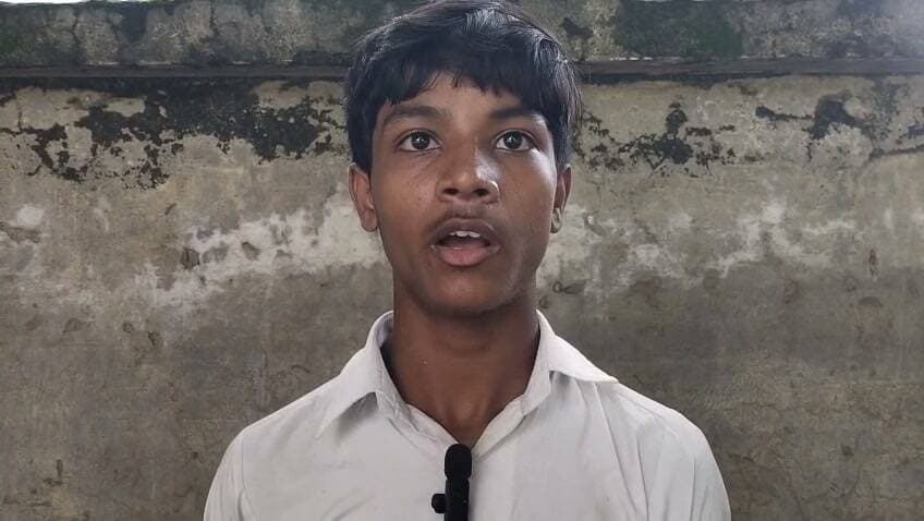 फतेहपुर में दबंगई के आरोपों से बढ़ा तनाव, दूसरी महिला ने भी घर में घुसकर मारपीट और छेड़छाड़ का लगाया आरोप
लगातार सामने आ रही शिकायतों से क्षेत्र में आक्रोश, दो अलग-अलग घटनाओं को जोड़कर देख रहे स्थानीय लोग
कोतवाली पुलिस ने दोनों मामलों की जांच के लिए टीमें गठित कीं, सीसीटीवी फुटेज और साक्ष्यों के आधार पर होगी कार्रवाई
✒️ रिपोर्ट : सहयोगी शिवा गुप्ता के साथ जिला ब्यूरो अजय श्रीवास्तव
फतेहपुर। सदर कोतवाली क्षेत्र में लगातार सामने आ रही दो अलग-अलग शिकायतों ने स्थानीय स्तर पर कानून-व्यवस्था को लेकर चर्चा तेज कर दी है। पहली घटना में गर्भवती महिला द्वारा मारपीट और धमकी के आरोप लगाए गए थे, जबकि अब कृष्ण बिहारी नगर निवासी एक अन्य महिला ने पड़ोस के कुछ लोगों पर घर में घुसकर छेड़छाड़, मारपीट और जान से मारने की धमकी देने का आरोप लगाया है। दोनों मामलों में पुलिस प्रशासन ने गंभीरता दिखाते हुए जांच शुरू कर दी है। थाना प्रभारी निरीक्षक हेमंत कुमार मित्रा का कहना है कि सभी तथ्यों की निष्पक्ष जांच के बाद दोषियों के विरुद्ध कठोर वैधानिक कार्रवाई की जाएगी।
फतेहपुर शहर के सदर कोतवाली क्षेत्र में लगातार सामने आ रही दो अलग-अलग घटनाओं को लेकर स्थानीय लोगों में चर्चा और आक्रोश दोनों बढ़ता दिखाई दे रहा है। क्षेत्रवासियों का कहना है कि यदि शिकायतों में लगाए गए आरोप सही पाए जाते हैं तो यह कानून-व्यवस्था के लिए गंभीर विषय है। वहीं पुलिस का कहना है कि बिना जांच किसी निष्कर्ष पर पहुंचना उचित नहीं होगा।
ताजा मामले में कृष्ण बिहारी नगर (मोटे महादेवन मंदिर के पीछे) निवासी खुर्शीदा पत्नी मोहम्मद अकरम ने कोतवाली पुलिस को दिए शिकायती पत्र में आरोप लगाया है कि 17 अगस्त 2026 की शाम वह अपनी परचून की दुकान पर मौजूद थीं। इसी दौरान पड़ोस का रहने वाला एक युवक दुकान पर आया और कथित रूप से अश्लील हरकतें करने लगा। विरोध करने पर उसके द्वारा जबरन दुकान में घुसकर अभद्रता, मारपीट और छेड़छाड़ किए जाने का आरोप लगाया गया है।
शिकायत में यह भी कहा गया है कि कुछ देर बाद आरोपी अपने अन्य साथियों के साथ लाठी-डंडों से लैस होकर दोबारा घर पहुंचे और परिवार के सदस्यों के साथ मारपीट की। आरोप है कि इस दौरान एक युवक का हाथ भी फ्रैक्चर हो गया तथा पूरे परिवार को गंभीर परिणाम भुगतने की धमकी दी गई।
यह मामला ऐसे समय सामने आया है जब कुछ दिन पहले इसी क्षेत्र में एक गर्भवती महिला द्वारा भी मारपीट और धमकी की शिकायत की गई थी। दोनों घटनाओं को लेकर स्थानीय लोग इन्हें आपस में जोड़कर देख रहे हैं और क्षेत्र में कुछ कथित दबंग युवकों की गतिविधियों पर सवाल उठा रहे हैं।
हालांकि पुलिस प्रशासन ने स्पष्ट किया है कि दोनों घटनाओं की निष्पक्ष एवं तथ्यपरक जांच की जा रही है। थाना प्रभारी निरीक्षक हेमंत कुमार मित्रा ने दोनों मामलों को संज्ञान में लेते हुए अलग-अलग पुलिस टीमों का गठन किया है। जांच टीम आसपास लगे सीसीटीवी कैमरों की फुटेज, वायरल वीडियो, प्रत्यक्षदर्शियों के बयान और उपलब्ध साक्ष्यों का परीक्षण कर रही है।
पुलिस के अनुसार अब तक किसी भी पक्ष के आरोपों की अंतिम पुष्टि नहीं हुई है। सभी तथ्यों का विधिक परीक्षण किया जा रहा है। यदि जांच में शिकायतें सही पाई जाती हैं तो दोषियों के विरुद्ध कठोर कानूनी कार्रवाई की जाएगी। वहीं यदि कोई पक्ष झूठी शिकायत या भ्रामक तथ्य प्रस्तुत करता पाया गया तो उसके विरुद्ध भी नियमानुसार कार्रवाई की जाएगी।
पुलिस अधिकारियों का कहना है कि किसी भी विवाद को राजनीतिक, सामाजिक या व्यक्तिगत प्रभाव के आधार पर नहीं बल्कि उपलब्ध साक्ष्यों और कानून के अनुसार ही निस्तारित किया जाएगा।
दो अलग-अलग शिकायतों के सामने आने के बाद यह मामला अब पुलिस की गहन जांच के दायरे में है। फिलहाल आरोप और प्रत्यारोप दोनों मौजूद हैं। ऐसे में जांच पूरी होने तक किसी भी पक्ष को दोषी या निर्दोष मानना उचित नहीं होगा। वास्तविक स्थिति सीसीटीवी फुटेज, प्रत्यक्षदर्शियों के बयान और अन्य उपलब्ध साक्ष्यों के परीक्षण के बाद ही स्पष्ट हो सकेगी।
👇👇
#Fatehpur #SadarKotwali #WomenSafety #LawAndOrder #UPPolice #Investigation #CCTV #Justice #HemantKumarMitra
👇👇
@dgpup
@RSSorg
@UPGovt
@wpl1090
@RSSgeet
@Uppolice
@MIB_India
@PMOIndia
@HMOIndia
@abmanglik
@VHPDigital
@igrangealld
@myogioffice
@InfoDeptUP
@dmfatehpur
@sdmsadarftp
@CMOfficeUP
@CMOUP_RC
@ChiefSecyUP
@ChiefSecyUP
@MahantYogiG
@FatehpurSdm
@fatehpurpolice
@BajrangDalOrg
@rashtrapatibhvn
@UPMahilaKalyan
@112UttarPradesh
@myogiadityanath
@CommissionerPrg
@ADGZonPrayagraj
👇👇
🟥 ND NEWS | दैनिक निष्पक्ष धारा
मुख्य संपादक / संस्थापक: राजन सिंह हाड़ा
📞 मोबाइल: 096961 19696