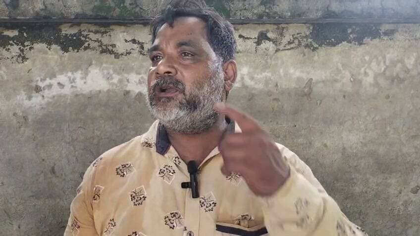 फतेहपुर में दबंगई के आरोपों से बढ़ा तनाव, दूसरी महिला ने भी घर में घुसकर मारपीट और छेड़छाड़ का लगाया आरोप
लगातार सामने आ रही शिकायतों से क्षेत्र में आक्रोश, दो अलग-अलग घटनाओं को जोड़कर देख रहे स्थानीय लोग
कोतवाली पुलिस ने दोनों मामलों की जांच के लिए टीमें गठित कीं, सीसीटीवी फुटेज और साक्ष्यों के आधार पर होगी कार्रवाई
✒️ रिपोर्ट : सहयोगी शिवा गुप्ता के साथ जिला ब्यूरो अजय श्रीवास्तव
फतेहपुर। सदर कोतवाली क्षेत्र में लगातार सामने आ रही दो अलग-अलग शिकायतों ने स्थानीय स्तर पर कानून-व्यवस्था को लेकर चर्चा तेज कर दी है। पहली घटना में गर्भवती महिला द्वारा मारपीट और धमकी के आरोप लगाए गए थे, जबकि अब कृष्ण बिहारी नगर निवासी एक अन्य महिला ने पड़ोस के कुछ लोगों पर घर में घुसकर छेड़छाड़, मारपीट और जान से मारने की धमकी देने का आरोप लगाया है। दोनों मामलों में पुलिस प्रशासन ने गंभीरता दिखाते हुए जांच शुरू कर दी है। थाना प्रभारी निरीक्षक हेमंत कुमार मित्रा का कहना है कि सभी तथ्यों की निष्पक्ष जांच के बाद दोषियों के विरुद्ध कठोर वैधानिक कार्रवाई की जाएगी।
फतेहपुर शहर के सदर कोतवाली क्षेत्र में लगातार सामने आ रही दो अलग-अलग घटनाओं को लेकर स्थानीय लोगों में चर्चा और आक्रोश दोनों बढ़ता दिखाई दे रहा है। क्षेत्रवासियों का कहना है कि यदि शिकायतों में लगाए गए आरोप सही पाए जाते हैं तो यह कानून-व्यवस्था के लिए गंभीर विषय है। वहीं पुलिस का कहना है कि बिना जांच किसी निष्कर्ष पर पहुंचना उचित नहीं होगा।
ताजा मामले में कृष्ण बिहारी नगर (मोटे महादेवन मंदिर के पीछे) निवासी खुर्शीदा पत्नी मोहम्मद अकरम ने कोतवाली पुलिस को दिए शिकायती पत्र में आरोप लगाया है कि 17 अगस्त 2026 की शाम वह अपनी परचून की दुकान पर मौजूद थीं। इसी दौरान पड़ोस का रहने वाला एक युवक दुकान पर आया और कथित रूप से अश्लील हरकतें करने लगा। विरोध करने पर उसके द्वारा जबरन दुकान में घुसकर अभद्रता, मारपीट और छेड़छाड़ किए जाने का आरोप लगाया गया है।
शिकायत में यह भी कहा गया है कि कुछ देर बाद आरोपी अपने अन्य साथियों के साथ लाठी-डंडों से लैस होकर दोबारा घर पहुंचे और परिवार के सदस्यों के साथ मारपीट की। आरोप है कि इस दौरान एक युवक का हाथ भी फ्रैक्चर हो गया तथा पूरे परिवार को गंभीर परिणाम भुगतने की धमकी दी गई।
यह मामला ऐसे समय सामने आया है जब कुछ दिन पहले इसी क्षेत्र में एक गर्भवती महिला द्वारा भी मारपीट और धमकी की शिकायत की गई थी। दोनों घटनाओं को लेकर स्थानीय लोग इन्हें आपस में जोड़कर देख रहे हैं और क्षेत्र में कुछ कथित दबंग युवकों की गतिविधियों पर सवाल उठा रहे हैं।
हालांकि पुलिस प्रशासन ने स्पष्ट किया है कि दोनों घटनाओं की निष्पक्ष एवं तथ्यपरक जांच की जा रही है। थाना प्रभारी निरीक्षक हेमंत कुमार मित्रा ने दोनों मामलों को संज्ञान में लेते हुए अलग-अलग पुलिस टीमों का गठन किया है। जांच टीम आसपास लगे सीसीटीवी कैमरों की फुटेज, वायरल वीडियो, प्रत्यक्षदर्शियों के बयान और उपलब्ध साक्ष्यों का परीक्षण कर रही है।
पुलिस के अनुसार अब तक किसी भी पक्ष के आरोपों की अंतिम पुष्टि नहीं हुई है। सभी तथ्यों का विधिक परीक्षण किया जा रहा है। यदि जांच में शिकायतें सही पाई जाती हैं तो दोषियों के विरुद्ध कठोर कानूनी कार्रवाई की जाएगी। वहीं यदि कोई पक्ष झूठी शिकायत या भ्रामक तथ्य प्रस्तुत करता पाया गया तो उसके विरुद्ध भी नियमानुसार कार्रवाई की जाएगी।
पुलिस अधिकारियों का कहना है कि किसी भी विवाद को राजनीतिक, सामाजिक या व्यक्तिगत प्रभाव के आधार पर नहीं बल्कि उपलब्ध साक्ष्यों और कानून के अनुसार ही निस्तारित किया जाएगा।
दो अलग-अलग शिकायतों के सामने आने के बाद यह मामला अब पुलिस की गहन जांच के दायरे में है। फिलहाल आरोप और प्रत्यारोप दोनों मौजूद हैं। ऐसे में जांच पूरी होने तक किसी भी पक्ष को दोषी या निर्दोष मानना उचित नहीं होगा। वास्तविक स्थिति सीसीटीवी फुटेज, प्रत्यक्षदर्शियों के बयान और अन्य उपलब्ध साक्ष्यों के परीक्षण के बाद ही स्पष्ट हो सकेगी।
👇👇
#Fatehpur #SadarKotwali #WomenSafety #LawAndOrder #UPPolice #Investigation #CCTV #Justice #HemantKumarMitra
👇👇
@dgpup
@RSSorg
@UPGovt
@wpl1090
@RSSgeet
@Uppolice
@MIB_India
@PMOIndia
@HMOIndia
@abmanglik
@VHPDigital
@igrangealld
@myogioffice
@InfoDeptUP
@dmfatehpur
@sdmsadarftp
@CMOfficeUP
@CMOUP_RC
@ChiefSecyUP
@ChiefSecyUP
@MahantYogiG
@FatehpurSdm
@fatehpurpolice
@BajrangDalOrg
@rashtrapatibhvn
@UPMahilaKalyan
@112UttarPradesh
@myogiadityanath
@CommissionerPrg
@ADGZonPrayagraj
👇👇
🟥 ND NEWS | दैनिक निष्पक्ष धारा
मुख्य संपादक / संस्थापक: राजन सिंह हाड़ा
📞 मोबाइल: 096961 19696