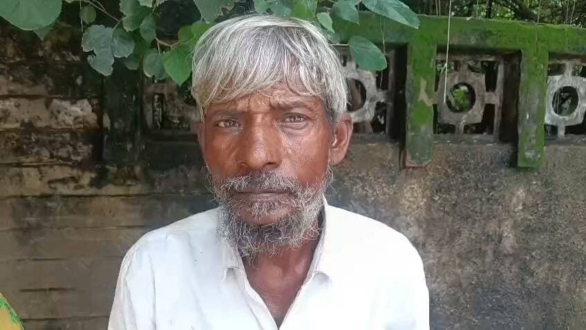 फतेहपुर में दो घटनाओं को लेकर आरोप-प्रत्यारोप तेज, गर्भवती महिला ने लगाया मारपीट और धमकी जैसे आरोप
वायरल वीडियो और शिकायतों के बीच पुलिस की तीन टीमें जांच में जुटीं, सीसीटीवी फुटेज खंगाले जा रहे
प्रशासन बोला—'दोनों पक्ष स्वयं को नेता बताते हैं, जांच पूरी होने तक किसी निष्कर्ष पर न पहुंचें'
✒️ रिपोर्ट : सहयोगी शिवा गुप्ता के साथ जिला ब्यूरो अजय श्रीवास्तव
फतेहपुर। जनपद फतेहपुर के सदर कोतवाली क्षेत्र स्थित कबाड़ी मार्केट, पीरनपुर में दो अलग-अलग घटनाओं को लेकर आरोप-प्रत्यारोप का दौर तेज हो गया है। एक ओर गर्भवती महिला ने घर में घुसकर मारपीट, धमकी और निष्पक्ष कार्रवाई न होने का आरोप लगाते हुए उच्च अधिकारियों से न्याय की मांग की है, वहीं दूसरी ओर पुलिस प्रशासन का कहना है कि दोनों पक्षों की शिकायतों को गंभीरता से लिया गया है तथा पूरे प्रकरण की निष्पक्ष जांच कराई जा रही है। वायरल वीडियो, सीसीटीवी फुटेज और अन्य साक्ष्यों के आधार पर तथ्य जुटाए जा रहे हैं।
सदर कोतवाली क्षेत्र के कबाड़ी मार्केट, पीरनपुर में सामने आए विवाद ने स्थानीय स्तर पर चर्चा का विषय बना दिया है। प्रार्थना-पत्र के अनुसार गर्भवती महिला हिना पत्नी अकबर ने आरोप लगाया है कि 16 अगस्त 2026 की शाम कुछ लोगों ने उनके घर में घुसकर गाली-गलौज, मारपीट और जान से मारने की धमकी दी। शिकायत में यह भी कहा गया है कि मारपीट के दौरान उनके साथ गंभीर अभद्रता की गई तथा गर्भावस्था के बावजूद पेट पर वार किया गया। महिला ने निष्पक्ष जांच और आरोपियों के विरुद्ध कठोर कार्रवाई की मांग की है।
इसी बीच इस विवाद से जुड़ा एक वीडियो सोशल मीडिया पर वायरल होने के बाद मामला और अधिक चर्चा में आ गया। हालांकि वायरल वीडियो को लेकर प्रशासन का पक्ष इससे अलग है।
पुलिस प्रशासन का कहना है कि वायरल वीडियो के परीक्षण में अब तक स्पष्ट रूप से गंभीर मारपीट जैसी स्थिति दिखाई नहीं दी है। प्रारंभिक स्तर पर वीडियो में दोनों पक्षों के बीच तीखी कहासुनी, एक-दूसरे को पकड़ने और रोकने जैसी स्थिति दिखाई देती है। बीच-बचाव के लिए महिलाएं और अन्य लोग आगे आते भी नजर आते हैं। पुलिस का कहना है कि केवल वायरल वीडियो के आधार पर किसी निष्कर्ष पर पहुंचना उचित नहीं होगा।
प्रशासन के अनुसार दोनों पक्ष स्वयं को स्थानीय स्तर पर प्रभावशाली और सामाजिक-राजनीतिक रूप से सक्रिय बताते हैं तथा एक-दूसरे पर आरोप लगा रहे हैं। पुलिस का मानना है कि पूरे घटनाक्रम की निष्पक्ष जांच के बाद ही वास्तविक स्थिति स्पष्ट हो सकेगी।
थाना प्रभारी निरीक्षक हेमंत कुमार मित्रा ने मामले की गंभीरता को देखते हुए तीन अलग-अलग पुलिस टीमों को लगाया है। ये टीमें घटनास्थल के आसपास लगे सीसीटीवी कैमरों की फुटेज, वायरल वीडियो, प्रत्यक्षदर्शियों के बयान तथा दोनों पक्षों की शिकायतों का अलग-अलग परीक्षण कर रही हैं।
पुलिस अधिकारियों का कहना है कि यदि जांच में किसी भी पक्ष की ओर से कानून का उल्लंघन या झूठे आरोप लगाने के तथ्य सामने आते हैं तो नियमानुसार विधिक कार्रवाई की जाएगी। वहीं यदि शिकायत में लगाए गए आरोप साक्ष्यों से पुष्ट होते हैं तो दोषियों के विरुद्ध भी कठोर कार्रवाई सुनिश्चित की जाएगी।
फिलहाल पुलिस का कहना है कि जांच पूरी होने तक किसी भी पक्ष को दोषी या निर्दोष घोषित करना जल्दबाजी होगी। प्रशासन ने लोगों से अपील की है कि वे सोशल मीडिया पर प्रसारित अपुष्ट सूचनाओं के आधार पर भ्रमित न हों और पुलिस जांच पर भरोसा रखें।
फतेहपुर के इस बहुचर्चित विवाद में फिलहाल आरोप और प्रत्यारोप दोनों सामने हैं। पुलिस ने मामले को संवेदनशील मानते हुए बहुस्तरीय जांच शुरू कर दी है। अब यह जांच, उपलब्ध साक्ष्य, सीसीटीवी फुटेज, वायरल वीडियो और प्रत्यक्षदर्शियों के बयान ही तय करेंगे कि वास्तविक तथ्य क्या हैं। आधिकारिक जांच पूरी होने से पहले किसी भी निष्कर्ष पर पहुंचना उचित नहीं होगा।
👇👇👇
#NDNEWS #दैनिकनिष्पक्षधारा #Fatehpur #KabadiMarket #BreakingNews #UPPolice #Investigation #CCTV #ViralVideo #LawAndOrder #WomenSafety #SadarKotwali #HemantKumarMitra
👇👇
@dgpup
@RSSorg
@UPGovt
@wpl1090
@RSSgeet
@Uppolice
@MIB_India
@PMOIndia
@HMOIndia
@abmanglik
@VHPDigital
@igrangealld
@myogioffice
@InfoDeptUP
@dmfatehpur
@sdmsadarftp
@CMOfficeUP
@CMOUP_RC
@UPPRD1948
@ChiefSecyUP
@ChiefSecyUP
@MahantYogiG
@FatehpurSdm
@fatehpurpolice
@BajrangDalOrg
@rashtrapatibhvn
@UPMahilaKalyan
@112UttarPradesh
@myogiadityanath
@CommissionerPrg
@ADGZonPrayagraj
👇👇
🟥 ND NEWS | दैनिक निष्पक्ष धारा
मुख्य संपादक / संस्थापक: राजन सिंह हाड़ा
सह-संपादक: शालिनी सिंह भदौरिया
📅 दिनांक: 23 अगस्त 2026
📆 दिन: रविवार
📞 मोबाइल: 096961 19696
