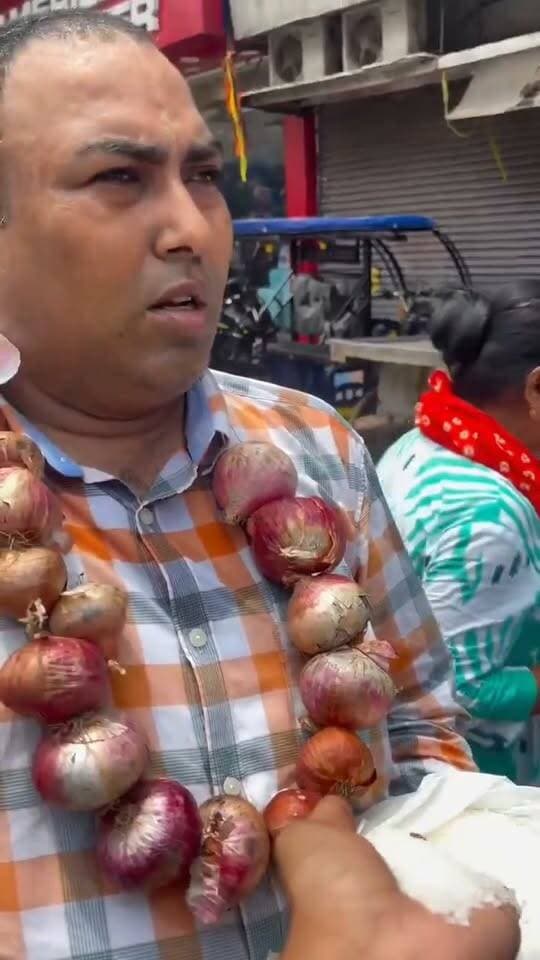 चिनी 70 रु किलो, प्याज 55 रु किलो महंगी, होने पर बिहार के पटना में लोगों ने प्याज की माला पहनकर हाथ में चिनी का थैला लेकर केन्द्र सरकार के खिलाफ नारेबाजी की।