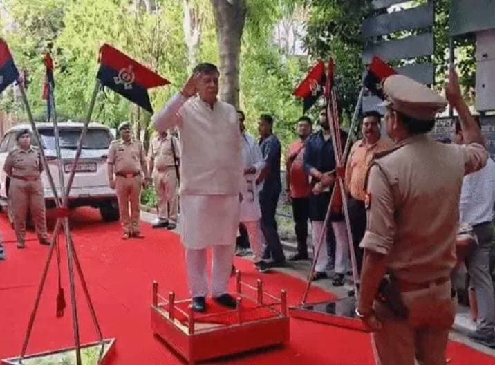 *यूपी विधानसभा अध्यक्ष राष्ट्रगान पूरा होने से पहले चले गए:* उन्नाव में अचानक मंच से उतरे, कार में बैठे और रवाना हो गए