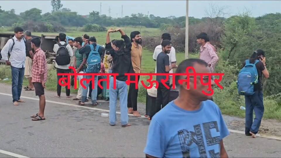 झांसी मोठ थाना क्षेत्र झांसी कानपुर हाइवे पर बड़ा सड़क हादसा इंदौर से लखनऊ जा रही सवारियों से भरी शताब्दी बस अनियंत्रित होकर खाई में गिरी लगभग दो दर्जन यात्रियों के घायल होने की जानकारी है।