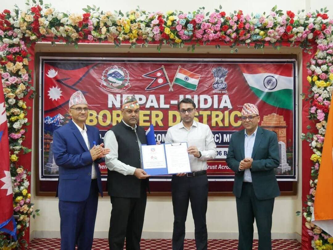 नेपाल के महोत्तरी जिला के जलेश्वर नगरपालिका के सभा कक्ष में भारत–नेपाल सीमा क्षेत्र से संबंधित विभिन्न महत्वपूर्ण विषयों पर विचार-विमर्श हेतु इंडो–नेपाल बॉर्डर डिस्ट्रिक्ट समन्वय समिति की बैठक आयोजित की गई।
बैठक की अध्यक्षता चीफ डिस्ट्रिक्ट ऑफिसर महोत्तरी श्री इन्द्रदेव यादव ने की। बैठक में जिलाधिकारी सीतामढ़ी तनय सुल्तानिया ,एस पी अमित रंजन, सीडीओ
रौतहट एवं सर्लाही ,संबंधित जिलों के पुलिस पदाधिकारी एवं प्रशासनिक पदाधिकारी उपस्थित थे।इसके अतिरिक्त एस एस बी 51वीं एवं 20वीं वाहिनी सशस्त्र सीमा बल (SSB) के कमांडेंट एवं अन्य अधिकारी भी बैठक में शामिल हुए।
बैठक के दौरान भारत–नेपाल अंतरराष्ट्रीय सीमा क्षेत्र में विधि-व्यवस्था सुदृढ़ बनाए रखने, सीमा सुरक्षा को और प्रभावी बनाने तथा दोनों देशों के बीच बेहतर समन्वय स्थापित करने से संबंधित विभिन्न मुद्दों पर विस्तारपूर्वक चर्चा की गई।
बैठक में जाली नोटों के कारोबार, अवैध हथियारों की तस्करी, ड्रग्स एवं नारकोटिक्स की तस्करी, शराब, तंबाकू तथा अन्य प्रतिबंधित एवं अवैध वस्तुओं की सीमा पार तस्करी पर प्रभावी नियंत्रण के उपायों पर गंभीरता से विचार-विमर्श किया गया। साथ ही क्रॉस बॉर्डर क्राइम कंट्रोल को लेकर दोनों देशों के अधिकारियों के बीच समन्वित कार्रवाई पर बल दिया गया।
बैठक में मोस्ट वांटेड अपराधियों की धरपकड़, संदिग्ध व्यक्तियों एवं विदेशी नागरिकों की अवैध आवाजाही पर रोक लगाने, आपसी सूचनाओं के त्वरित आदान-प्रदान तथा संयुक्त कार्रवाई को और सशक्त बनाने पर सहमति बनी।
अधिकारियों ने सीमा क्षेत्र में शांति एवं सुरक्षा व्यवस्था बनाए रखने तथा किसी भी प्रकार की अवांछित गतिविधियों पर प्रभावी अंकुश लगाने हेतु निरंतर समन्वय बनाए रखने की आवश्यकता पर बल दिया।
इसके अतिरिक्त ह्यूमन ट्रैफिकिंग एवं ड्रग ट्रैफिकिंग की रोकथाम, सीमा क्षेत्र में अतिक्रमण से संबंधित मामलों, बॉर्डर पिलर्स की सुरक्षा,नो मैंस लैंड में अतिक्रमण की समस्या तथा अन्य स्थानीय एवं सामान्य समस्याओं पर भी विस्तृत चर्चा की गई।
दोनों देशों के अधिकारियों ने सीमावर्ती क्षेत्रों में सक्रिय असामाजिक तत्वों एवं आपराधिक गतिविधियों के विरुद्ध संयुक्त एवं सतत कार्रवाई जारी रखने पर सहमति व्यक्त की।
बैठक में सीमावर्ती थानों एवं सुरक्षा एजेंसियों को पूर्ण सतर्कता बरतने तथा छोटी से छोटी घटनाओं को भी गंभीरता से लेते हुए त्वरित कार्रवाई सुनिश्चित करने का निर्देश दिया गया। साथ ही सीमा क्षेत्र में आपसी सहयोग, विश्वास एवं समन्वय को और मजबूत बनाने पर विशेष जोर दिया गया, ताकि भारत–नेपाल सीमा क्षेत्र में शांति, सुरक्षा एवं सौहार्दपूर्ण वातावरण कायम रखा जा सके।बैठक में इंद्र देव यादव चीफ जिला ऑफिसर
महोत्तरी,श्री विजयाराज Subedi, सीडीओ
सर्लाही,दिनेश सागर भुसाल(Bhusal) सीडीओ रौतहट के साथ तीनों जिलों के पुलिस अधीक्षक के साथ , एडीएम सीतामढ़ी संजीव कुमार, एडीएम आपदा प्रबंधन बृजकिशोर पांडेय, श्री मनीष कुमार दास,Consul (ICS) CGI बीरगंज, श्री संजीव कुमार सिंह कमांडेंट 51वीं बटालियन एसएसबी , विकास दीप डिप्टी कमांडेंट 20 वीं बटालियन एसएसबी
,एसडीओ पुपरी गौरव कुमार, एसडीपीओ पुपरी सुनीता कुमारी के साथ अन्य पदाधिकारी उपस्थित थे।