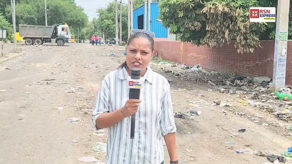 17 दिन के धरने के बाद शहर में शुरू हुई सफाई, सड़कों से हटाया जा रहा कूड़े का अंबार "