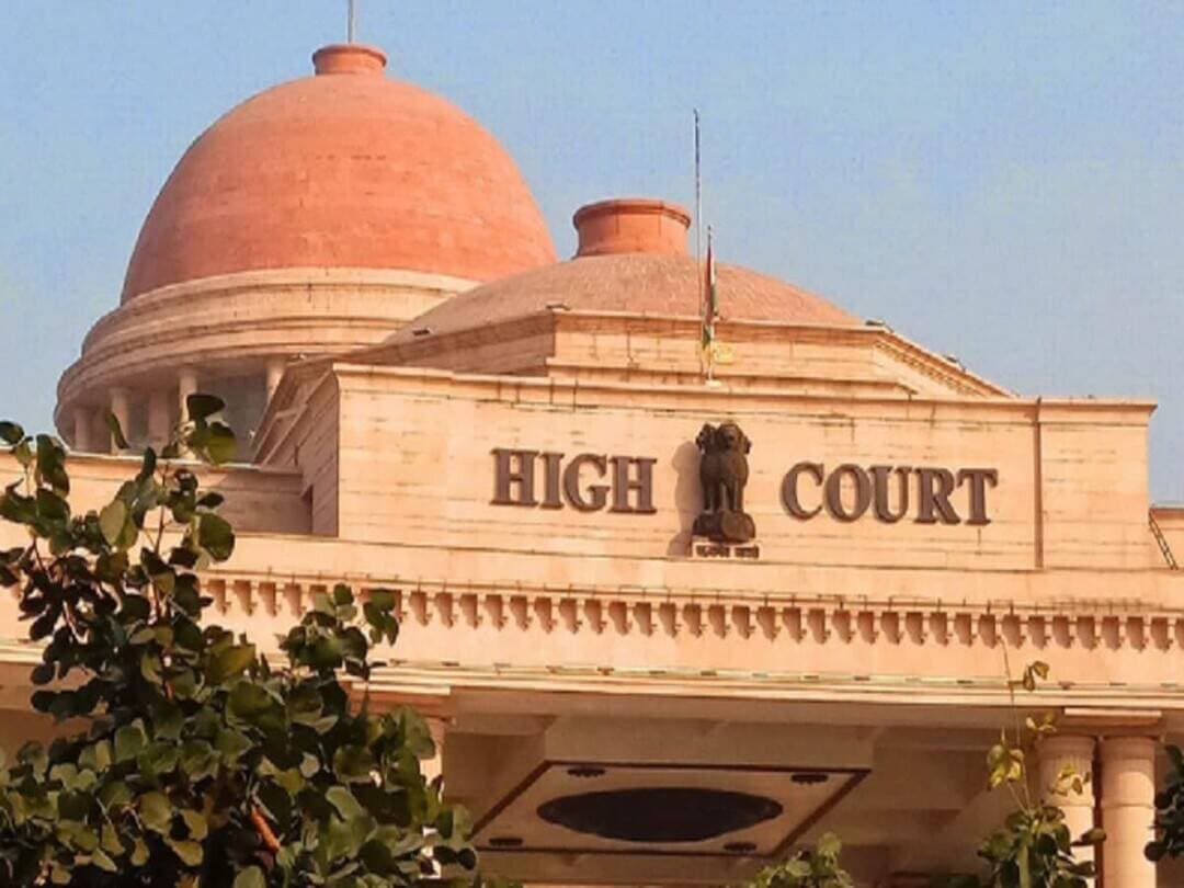 हाईकोर्ट का बड़ा आदेश: जमीन मालिक की मर्जी के खिलाफ प्रशासन नहीं करा सकता बैनामा
.
<nis:link nis:type=tag nis:id=लखनऊ। nis:value=लखनऊ। nis:enabled=true nis:link/> देवीपाटन-तुलसीपुर सड़क चौड़ीकरण से जुड़े मामले में इलाहाबाद हाईकोर्ट की लखनऊ पीठ ने महत्वपूर्ण आदेश देते हुए स्पष्ट किया है कि प्रशासन किसी जमीन मालिक को उसकी इच्छा के विरुद्ध जमीन बेचने के लिए मजबूर नहीं कर सकता।
कोर्ट ने कहा कि यदि भूमि मालिक जमीन बेचने पर सहमत नहीं है तो सरकार को भूमि अधिग्रहण, पुनर्वास एवं पुनर्स्थापन में उचित प्रतिकर और पारदर्शिता का अधिकार अधिनियम, 2013 के तहत निर्धारित प्रक्रिया अपनानी होगी। असहमति की स्थिति में केवल दबाव बनाकर या बैनामा कराकर जमीन नहीं ली जा सकती।
बताया गया कि देवीपाटन-तुलसीपुर मार्ग के चौड़ीकरण के लिए अब तक करीब 80 प्रतिशत जमीन बैनामे के जरिए खरीदी जा चुकी है। हालांकि, शेष भूमि के मालिकों की सहमति नहीं होने पर प्रशासन उन्हें जबरन जमीन बेचने के लिए बाध्य नहीं कर सकता।
हाईकोर्ट के इस आदेश से भूमि मालिकों के अधिकारों को लेकर महत्वपूर्ण स्थिति स्पष्ट हुई है। कोर्ट ने माना कि सड़क चौड़ीकरण जैसी सार्वजनिक परियोजना के लिए भी जमीन लेने की प्रक्रिया कानून के निर्धारित प्रावधानों के अनुसार ही पूरी करनी होगी।
<nis:link nis:type=tag nis:id=thetelecast nis:value=TheTelecast nis:enabled=true nis:link/>