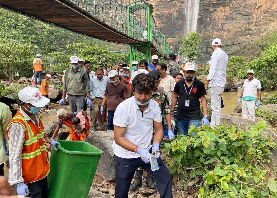 रोहतास जिले के मां तुतला भवानी ईको पर्यटन स्थल में आज विशेष स्वच्छता एवं सफाई अभियान चलाया गया। अभियान में डीएम दीपक कुमार मिश्रा एवं डीएफओ स्टालिन फिडल कुमार के० ने स्वयं कचरा उठाकर स्वच्छता का संदेश दिया। अभियान में बड़ी संख्या में एनसीसी कैडेट, सोशल मीडिया इंफ्लुएंसर, स्कूली छात्राएं एवं प्रशासनिक पदाधिकारी शामिल हुए। डीएम ने कहा कि अभियान का उद्देश्य पर्यटन स्थल को स्वच्छ, सुंदर एवं पर्यावरण अनुकूल बनाए रखना है। उन्होंने लोगों से भी पर्यटन स्थलों पर स्वच्छता बनाए रखने और कचरा निर्धारित स्थान पर डालने की अपील की।
#rohtasnews #rohtasdistrict #tutlabhawani