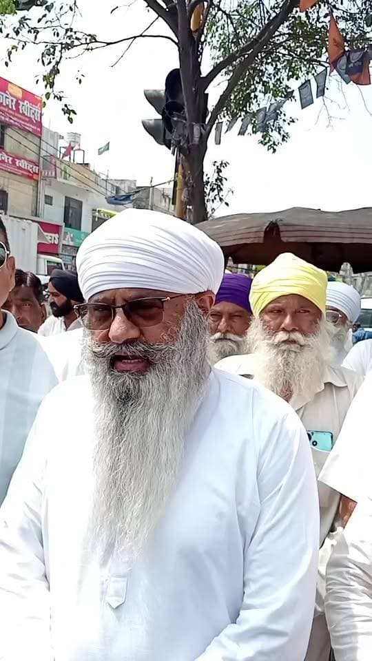 सज्जन कुमार को रोल मॉडल बताए जाने पर भड़का सिख समाज,
पूर्व अल्पसंख्यक आयोग अध्यक्ष सुखदेव सिंह नामधारी की अगुवाई में राहुल गांधी का पुतला फूंका गया
सुखदेव सिंह नामधारी बोले- राहुल गांधी माफी मांगें, नहीं तो होगा आंदोलन