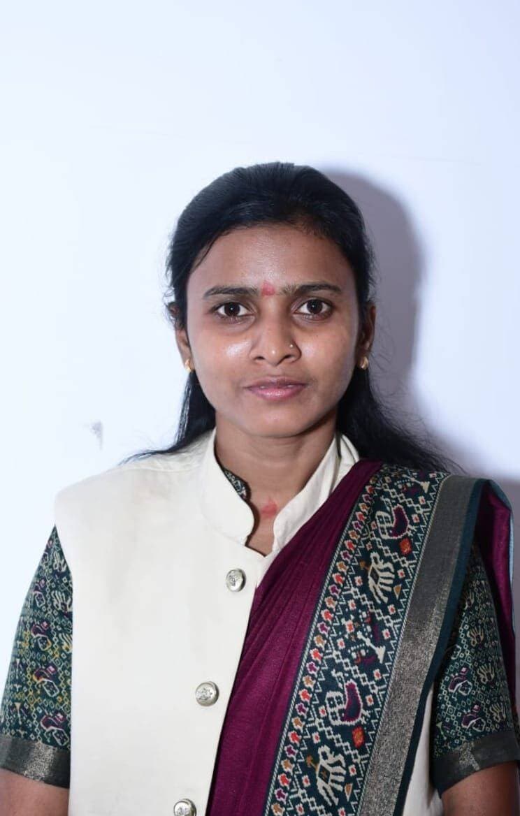 137 पात्र हितग्राहियों का आवास अटका, स्थाई पट्टे में देरी पर नगर परिषद अध्यक्ष ने कलेक्टर को लिखा पत्र
चित्रकूट। प्रधानमंत्री आवास योजना का लाभ पाने के लिए पात्र होने के बावजूद 137 हितग्राही अब भी अपने आशियाने के इंतजार में हैं। स्थाई पट्टा वितरण में हो रही देरी ने इन परिवारों के आवास का सपना अटका दिया है। मामले को गंभीरता से लेते हुए चित्रकूट नगर परिषद अध्यक्ष सुश्री साधना पटेल ने सतना कलेक्टर को पत्र लिखकर स्थाई पट्टे की प्रक्रिया में तेजी लाने की मांग की है।नगर परिषद अध्यक्ष ने पत्र के माध्यम से कलेक्टर का ध्यान उन 137 पात्र हितग्राहियों की ओर आकर्षित किया है, जिन्हें पात्रता होने के बावजूद प्रधानमंत्री आवास योजना का लाभ नहीं मिल पा रहा है। बताया जा रहा है कि स्थाई पट्टा वितरण की प्रक्रिया पूरी नहीं होने के कारण आवास योजना की पात्रता रखने वाले परिवार योजना के लाभ से वंचित हैं।अध्यक्ष साधना पटेल ने प्रशासन से मामले में आवश्यक कार्रवाई करते हुए स्थाई पट्टे की प्रक्रिया जल्द पूरी कराने की मांग की है, ताकि पात्र हितग्राहियों को प्रधानमंत्री आवास योजना का लाभ मिल सके और उनके पक्के मकान का सपना साकार हो सके।अब देखना यह होगा कि कलेक्टर स्तर से इस मामले में कितनी तेजी से कार्रवाई होती है और 137 पात्र परिवारों को आखिर कब तक आवास योजना का लाभ मिल पाता है।