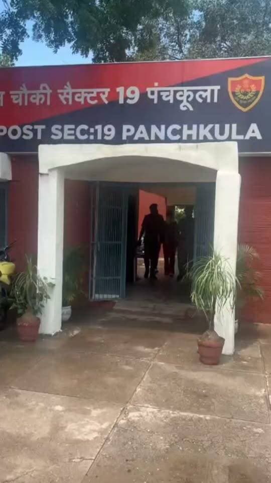 सेक्टर-19 जीजा-साला हत्याकांड मे 5 हजार का इनामी मुख्य आरोपी कृष्ण उर्फ चूसा गिरफ्तार, पंजाब में भी दर्ज है फायरिंग का मामला
वारदात में इस्तेमाल चाकू बरामद कर जेल भेजा, इस मामले में अब तक 2 नाबालिग समेत 10 दबोचे
पंचकूला पुलिस ने सेक्टर-19 क्षेत्र में आपसी रंजिश के चलते हुए जीजा-साले की हत्या के मामले में एक और बड़ी सफलता हासिल की है। सेक्टर-19 चौकी पुलिस टीम ने मामले में फरार चल रहे मुख्य आरोपी कृष्ण उर्फ चूसा निवासी इंडस्ट्रियल एरिया, गांव अभयपुर, पंचकूला उम्र करीब 19 वर्ष को गिरफ्तार किया है। मामले की जांच पीएसआई कमलदीप सिंह द्वारा की जा रही है।
डीसीपी पंचकूला आईपीएस अदिति सिंह ने बताया कि आरोपी कृष्ण उर्फ चूसा की गिरफ्तारी पर 5,000 रुपये का इनाम घोषित किया गया था। पुलिस ने आरोपी से वारदात में इस्तेमाल किया गया चाकू बरामद कर लिया है। आरोपी के खिलाफ पंजाब में भी एक आपराधिक मामला दर्ज है, जिसमें आरोपी ने ठेके के बाहर फायरिंग की थी। आरोपी को न्यायिक हिरासत में भेज दिया गया है। इस मामले में अब तक कुल 10 आरोपियों को गिरफ्तार किया जा चुका है, जिनमें दो नाबालिग भी शामिल हैं।
गौरतलब है कि 4 जुलाई 2026 को सेक्टर-19 निवासी संजीत की तेजधार हथियारों से हत्या की सूचना पुलिस को मिली थी। जांच के दौरान सीआईडी अंडरपास के पास अर्जुन उर्फ चिट्टा का शव भी बरामद हुआ। जांच में सामने आया कि अर्जुन ने संजीत की बहन से प्रेम विवाह किया था, जिसके चलते दोनों पक्षों में पुरानी रंजिश चल रही थी। आरोपियों ने अर्जुन को नामकरण समारोह के बहाने बुलाकर हमला किया, जिसमें दोनों की मौत हो गई। मामले में दोनों पक्षों के खिलाफ अलग-अलग मामले दर्ज किए गए थे।
पुलिस कमिश्नर आईपीएस पंकज नैन ने कहा कि जिला पंचकूला में कानून-व्यवस्था को सुदृढ़ बनाए रखना पुलिस की सर्वोच्च प्राथमिकता है। ऐसे मामलों में किसी भी व्यक्ति को बख्शा नहीं जाएगा। अपराधियों पर शिकंजा कसने के साथ-साथ संवेदनशील क्षेत्रों में पुलिस की मौजूदगी बढ़ाई जा रही है। आमजन की सुरक्षा और शांतिपूर्ण माहौल बनाए रखने के लिए पुलिस पूरी तरह सतर्क है।
#panchkulanews #panchkula #panchkulasocialmedia