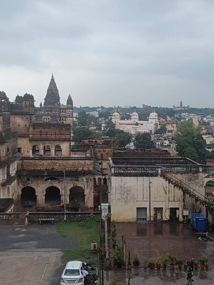 ✨ इतिहास के आंगन में एक यादगार दिन… 🏰❤️
ओरछा की धरती पर कदम रखते ही इतिहास जैसे खुद से रूबरू कराने लगता है। आज इसी ऐतिहासिक नगरी में स्थित भव्य जहाँगीर महल को करीब से देखने और उसकी अद्भुत स्थापत्य कला को निहारने का अवसर मिला। 🙏
महल की विशाल दीवारें, बुंदेली वास्तुकला की बारीकियाँ और सदियों पुरानी विरासत अपने आप में इतिहास का एक जीवंत अध्याय हैं। हर कोना गौरवशाली अतीत की कहानी बयां करता नजर आया। ✨
ओरछा की इस ऐतिहासिक धरोहर का अनुभव सच में अविस्मरणीय रहा।
आप भी देखिए जहाँगीर महल की भव्यता और महसूस कीजिए इतिहास की खूबसूरती… 📸🏰