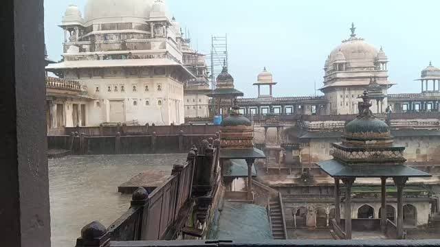 ✨ इतिहास के आंगन में एक यादगार दिन… 🏰❤️
ओरछा की धरती पर कदम रखते ही इतिहास जैसे खुद से रूबरू कराने लगता है। आज इसी ऐतिहासिक नगरी में स्थित भव्य जहाँगीर महल को करीब से देखने और उसकी अद्भुत स्थापत्य कला को निहारने का अवसर मिला। 🙏
महल की विशाल दीवारें, बुंदेली वास्तुकला की बारीकियाँ और सदियों पुरानी विरासत अपने आप में इतिहास का एक जीवंत अध्याय हैं। हर कोना गौरवशाली अतीत की कहानी बयां करता नजर आया। ✨
ओरछा की इस ऐतिहासिक धरोहर का अनुभव सच में अविस्मरणीय रहा।
आप भी देखिए जहाँगीर महल की भव्यता और महसूस कीजिए इतिहास की खूबसूरती… 📸🏰