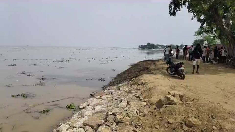 शाहपुर के जवईनियां गांव में गंगा के बढ़ते जलस्तर का ग्राउंड रिपोर्ट में दिखा असर, देखिए वहां रहने वाले लोगों ने क्या बताया