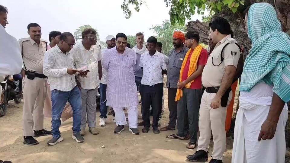 आरा सांसद सुदामा प्रसाद जवईनियां गांव पहुंचकर गंगा कटाव और जलस्तर की स्थिति का लिया जायजा, अधिकारियों को लगाई फटकार, बोले—“हम गंगा में समा जाएंगे, लेकिन जनता परेशान नहीं होनी चाहिए”। देखिए लाइव वीडियो।