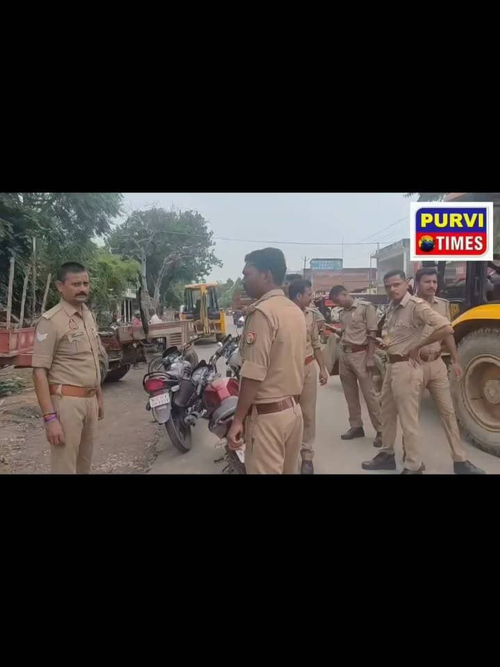 रायबरेली: मुख्यमंत्री योगी आदित्यनाथ के प्रस्तावित रायबरेली दौरे से पहले शहर में अतिक्रमण के खिलाफ प्रशासन ने बड़ा अभियान चलाया। सड़कों के किनारे किए गए अवैध अतिक्रमण पर बुलडोजर चलाकर रास्ते खाली कराए गए। सिटी मजिस्ट्रेट की मौजूदगी में पुलिस टीम के साथ प्रशासनिक अमले ने कार्रवाई की। शहर के कानपुर रोड, कैनाल रोड, जेल रोड समेत विभिन्न प्रमुख मार्गों पर अतिक्रमण हटाया गया। प्रशासन की इस कार्रवाई से अतिक्रमणकारियों में हड़कंप मच गया। अधिकारियों ने साफ किया कि सार्वजनिक सड़कों और रास्तों पर अवैध कब्जे बर्दाश्त नहीं किए जाएंगे।