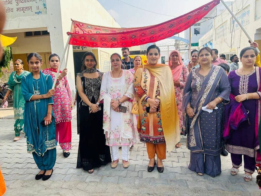 ਮਾਨਸਾ ਦੇ ਮਾਣ ਸਰਦਾਰ ਜਗਦੀਪ ਸਿੰਘ ਨਕੱਈ ਤੇ ਉਹਨਾ ਦੀ ਨੂੰਹ ਅਰਪਣ ਨਕੱਈ ਵੱਲੋ ਮਾਨਸਾ ਦੇ ਆਰੀਆ ਸਕੂਲ ਮਨਾਇਆ ਗਏ ਤੀਆਂ ਦੇ ਤਿਉਹਾਰ ਮੋਕੇ ਮੁੱਖ ਮਹਿਮਾਨ ਵਜੋ ਸ਼ਿਰਕਤ ਕੀਤੀ ਗਈ ਨਾਲ ਹੀ ਇਸ ਮੋਕੇ ਨਕੱਈ ਸਾਹਿਬ ਦਾ ਜਨਮਦਿਨ ਦਾ ਕੇਕ ਕੱਟਕੇ ਵਧਾਈ ਦਿੱਤੀ ਇਸ ਮੋਕੇ ਦੀਆ ਕੁਝ ਤਸਵੀਰਾਂ #BigUpdate #mansa #mansateejmela #JagdeepSinghNakai #DastakTv