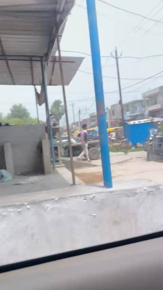 खिजरसराय। खिजरसराय थाना क्षेत्र में नदी से अवैध रूप से बालू निकासी कर ले जा रहे एक प्रतिबंधित वाहन को अनुमंडल पदाधिकारी केशव आनंद ने कार्रवाई करते हुए जब्त किया है। वाहन की जब्ती खिजरसराय थाना क्षेत्र के धूरा के समीप से की गई।
बताया जाता है कि अनुमंडल पदाधिकारी को क्षेत्र में नदी से अवैध बालू निकासी और प्रतिबंधित वाहनों के परिचालन की सूचना मिली थी। सूचना के आधार पर कार्रवाई करते हुए वाहन को पकड़ा गया। वाहन को जब्त कर आगे की कार्रवाई के लिए संबंधित विभाग को सूचना दी गई है।
स्थानीय स्तर पर आरोप है कि खिजरसराय क्षेत्र में अवैध बालू खनन और परिवहन का सिंडिकेट सक्रिय है, जिसके माध्यम से नदी से बालू की निकासी कर विभिन्न स्थानों पर पहुंचाई जा रही है। प्रतिबंधित वाहनों के इस्तेमाल से सरकारी राजस्व को नुकसान पहुंचने के साथ-साथ नियमों की भी अनदेखी किए जाने की बात सामने आ रही है।
एसडीओ केशव आनंद ने मामले की जानकारी खनन विभाग को दे दी है। अब खनन विभाग द्वारा जब्त वाहन के संबंध में नियमानुसार कार्रवाई किए जाने की उम्मीद है। प्रशासन की इस कार्रवाई से अवैध बालू कारोबार में लगे लोगों में हड़कंप मचा है।