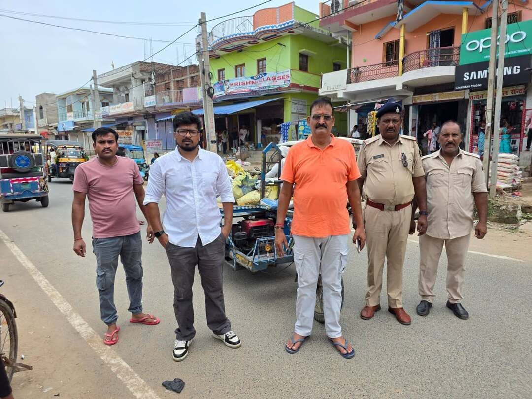 नदी से बालू निकासी कर ला रहे प्रतिबंधित वाहन को एसडीओ केशव आनंद ने किया जब्त
खिजरसराय। खिजरसराय थाना क्षेत्र में नदी से अवैध रूप से बालू निकासी कर ले जा रहे एक प्रतिबंधित वाहन को अनुमंडल पदाधिकारी केशव आनंद ने कार्रवाई करते हुए जब्त किया है। वाहन की जब्ती खिजरसराय थाना क्षेत्र के धूरा के समीप से की गई।
बताया जाता है कि अनुमंडल पदाधिकारी को क्षेत्र में नदी से अवैध बालू निकासी और प्रतिबंधित वाहनों के परिचालन की सूचना मिली थी। सूचना के आधार पर कार्रवाई करते हुए वाहन को पकड़ा गया। वाहन को जब्त कर आगे की कार्रवाई के लिए संबंधित विभाग को सूचना दी गई है।
स्थानीय स्तर पर आरोप है कि खिजरसराय क्षेत्र में अवैध बालू खनन और परिवहन का सिंडिकेट सक्रिय है, जिसके माध्यम से नदी से बालू की निकासी कर विभिन्न स्थानों पर पहुंचाई जा रही है। प्रतिबंधित वाहनों के इस्तेमाल से सरकारी राजस्व को नुकसान पहुंचने के साथ-साथ नियमों की भी अनदेखी किए जाने की बात सामने आ रही है।
एसडीओ केशव आनंद ने मामले की जानकारी खनन विभाग को दे दी है। अब खनन विभाग द्वारा जब्त वाहन के संबंध में नियमानुसार कार्रवाई किए जाने की उम्मीद है। प्रशासन की इस कार्रवाई से अवैध बालू कारोबार में लगे लोगों में हड़कंप मचा है।