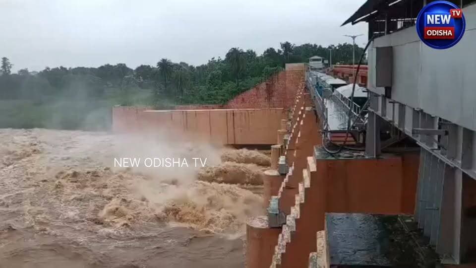 ଇନ୍ଦ୍ରାବତୀ ଜଳଭଣ୍ଡାର ହାତୀ ବ୍ୟାରେଜରୁ ଛଡ଼ାଗଲା ଚଳିତ ବର୍ଷର ପ୍ରଥମ ବନ୍ୟା ଜଳ । ହାତୀ ନଦୀ ତଳ ମୁଣ୍ଡରେ ବନ୍ୟା ଆଶଙ୍କା ! ତଳ ମୁଣ୍ଡରେ ଥିବା ଗାଁ ଗୁଡ଼ିକୁ ସତର୍କ ସୂଚନା ଜାରି କରିଛି ଇନ୍ଦ୍ରାବତୀ କର୍ତ୍ତୃପକ୍ଷ ।
#OdishaNews #FloodAlert #rainyweather #newodishatv #Odisha