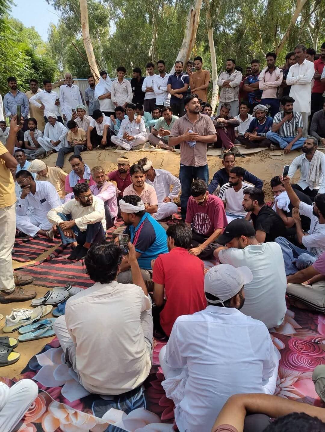 भादरा राजस्थान के गाँव छानी बड़ी मे भयंकर आक्रोश
राष्ट्रीय पक्षी मोरो के अंडे फोडने, मोरो का आशियाना उजाड़ने को लेकर सम्बंधित लोगो पर मुकदमे कि मांग तेज हुई है इसमे जीव प्रेमियों द्वारा जो दोषी है उनके किलाफ मुकदमा दर्ज हो और दोषियों पर कड़ी कारवाई हो....
जीव ही जीवन संस्था इस घिनोने कार्य करने वालो की कड़ी निंदा करती है...
शर्मनाक हरकत
जीव प्रेमी पत्रकार सतबीर सहारण
<nis:link nis:type=tag nis:id=adv_deepak_कुलड़िया nis:value=adv_deepak_कुलड़िया nis:enabled=true nis:link/> <nis:link nis:type=tag nis:id=भादरा nis:value=भादरा nis:enabled=true nis:link/>