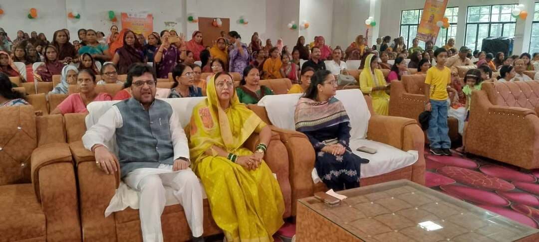 रसोइयों का मानदेय बढ़कर हुआ तीन हजार, पांच लाख तक कैशलेस इलाज की सुविधा
हरदोई। गांधी भवन सभागार में रविवार को जिला बेसिक शिक्षा विभाग की ओर से रसोइया सम्मान समारोह एवं कैशलेस चिकित्सा कार्ड वितरण कार्यक्रम आयोजित किया गया। कार्यक्रम का शुभारंभ मुख्य अतिथि आबकारी एवं मद्य निषेध मंत्री नितिन अग्रवाल एवं जिला पंचायत अध्यक्ष ने मां सरस्वती के चित्र पर माल्यार्पण एवं दीप प्रज्ज्वलित कर किया। प्राथमिक विद्यालय ककराली खेड़ा की छात्राओं ने सरस्वती वंदना प्रस्तुत की।
कार्यक्रम को संबोधित करते हुए मंत्री नितिन अग्रवाल ने कहा कि प्रदेश सरकार ने विद्यालयों में बच्चों के लिए पौष्टिक आहार तैयार करने और उनकी देखभाल में महत्वपूर्ण भूमिका निभाने वाले रसोइयों का मानदेय दो हजार रुपये से बढ़ाकर तीन हजार रुपये कर दिया है। साथ ही रसोइयों एवं उनके परिवारजनों को बेहतर स्वास्थ्य सुविधा उपलब्ध कराने के लिए पांच लाख रुपये तक के निःशुल्क उपचार की सुविधा वाला कैशलेस चिकित्सा कार्ड दिया जा रहा है।
उन्होंने कहा कि मानदेय बढ़ने और कैशलेस चिकित्सा सुविधा मिलने से रसोइयों की आर्थिक स्थिति में सुधार होगा और उन्हें स्वास्थ्य संबंधी खर्चों से भी राहत मिलेगी।
इस अवसर पर मंत्री एवं जिला पंचायत अध्यक्ष ने विभिन्न क्षेत्रों की रसोइयों को बढ़े हुए मानदेय की चेक तथा कैशलेस चिकित्सा कार्ड वितरित किए। नगर क्षेत्र की रसोइयां किरन गौड़, गुड्डी, सुमन मिश्रा और रामदुलारी, बावन की राधा, बीना, कमला व नन्ही तथा टड़ियावां की ऊषा देवी और रमाकांती को बढ़े मानदेय की चेक प्रदान की गईं।
वहीं नगर क्षेत्र की नन्ही देवी, धीरा सिंह, मधु व साधना देवी, टड़ियावां के रामकुमार गौतम, सुरसा की जयश्री व चम्पा, अहिरोरी की छुटुकुन्ना व राधिका तथा हरियावां की रामवती को कैशलेस चिकित्सा कार्ड दिए गए।
कार्यक्रम में भाजपा जिलाध्यक्ष अजीत सिंह बब्बन, नगर पालिका अध्यक्ष सुखसागर मिश्रा, मुख्य विकास अधिकारी नेहा ब्याडवाल, नगर मजिस्ट्रेट संजय कुमार, पीडी, जिला विकास अधिकारी सहित विभिन्न विभागों के अधिकारी और बड़ी संख्या में रसोइयां मौजूद रहीं। जिला बेसिक शिक्षा अधिकारी प्रभात मिश्रा ने अतिथियों एवं उपस्थित लोगों का आभार व्यक्त किया।