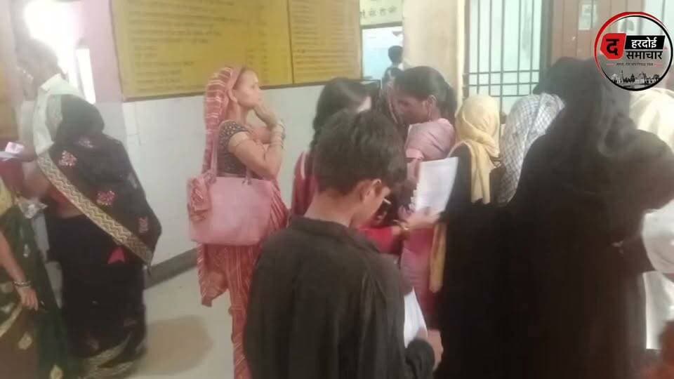 हरदोई के बिलग्राम सामुदायिक स्वास्थ्य केंद्र की बदहाल व्यवस्था एक बार फिर सवालों के घेरे में है।
करीब एक बजे औषधि भंडार में ताला नजर आया, वहीं मरीजों को समय से दवा और रेबीज के इंजेक्शन मिलने की व्यवस्था पर भी सवाल खड़े हो रहे हैं।
अस्पताल के गेट के पास लगी पानी की टंकी में इतनी गंदगी है कि उसे देखकर पानी पीने का मन तक न करे।
सवाल है—क्या इन अव्यवस्थाओं पर सीएचसी अधीक्षक की नजर नहीं पड़ती?
जब अस्पताल परिसर में ही सफाई और दवा वितरण की व्यवस्था बदहाल होगी, तो मरीजों को बेहतर स्वास्थ्य सुविधाएं आखिर कैसे मिलेंगी?
जिम्मेदार कब जागेंगे और इन व्यवस्थाओं में सुधार कब होगा?