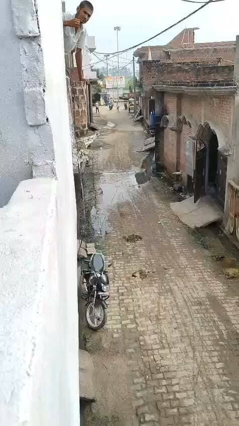नगर पालिका मल्लावां का एक वीडियो सोशल मीडिया पर वायरल हो रहा है। जिसमे रास्ते मे बंधे जानवरों से राहगीरों को ही रही समस्या के विषय मे दिखाया गया है।