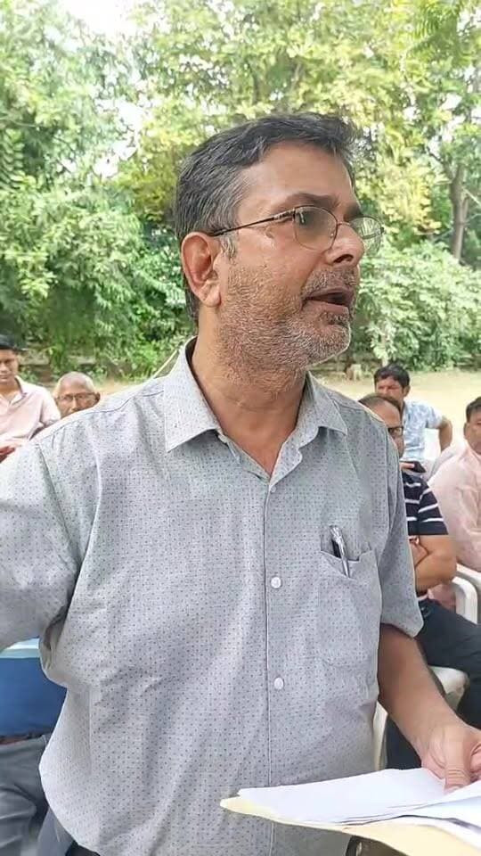 12 साल से बने छठ घाट को उजाड़ा, सेक्टर 35 अशोका एनक्लेव के लोग पहुंचे राज्य मंत्री