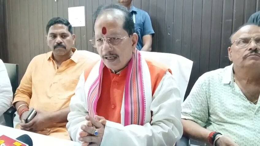 जाति की राजनीति नहीं, विकास की बात होगी: कृषि मंत्री विजय कुमार सिन्हा
गया जी के सर्किट हाउस में आज प्रेस वार्ता के दौरान बिहार के कृषि मंत्री सह गया के प्रभारी मंत्री विजय कुमार सिन्हा ने विपक्ष पर जमकर निशाना साधा।राहुल गांधी के जाति और महिला मुद्दों पर दिए बयानों पर पलटवार करते हुए उन्होंने कहा - अब बिहार में जाति का जहर नहीं चलेगा। अब जमात और विकास की बात होगी। गरीब, युवा, महिला और किसान ही विकास की असली जाति हैं।