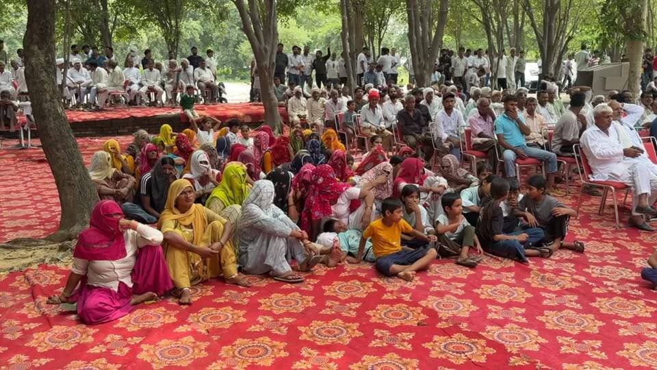 गांव बडौली में रागिनी प्रतियोगिता का आयोजन किया जा रहा है। कार्यक्रम में केंद्रीय राज्य मंत्री कृष्णपाल गुर्जर के भतीजे उत्कर्ष चौधरी मुख्य अतिथि के रूप में शिरकत करेंगे।
उत्कर्ष चौधरी के पहुंचने से पहले ही ग्रामीणों में खासा उत्साह देखने को मिल रहा है। गांववासी उनके स्वागत के लिए पूरी तैयारियों के साथ मौजूद हैं। कार्यक्रम स्थल पर माताएं-बहनें और ग्रामीण बड़ी संख्या में पहुंच चुके हैं और कुछ ही क्षणों में उत्कर्ष चौधरी का गर्मजोशी से स्वागत किया जाएगा। #Badoli #RaginiCompetition #Utkर्षChaudhary #KrishanPalGurjar #HaryanaNews #PalwalNews #HaryanaVoice #RaginiProgram #BadoliVillage #HaryanaLive