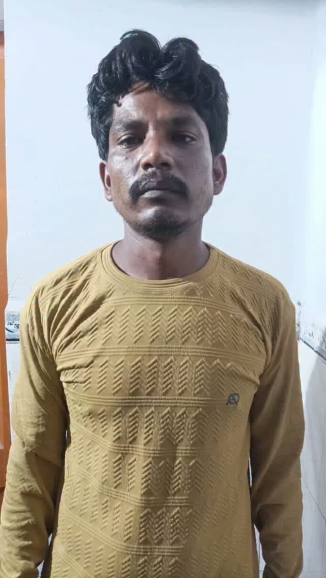 मां शारदा की नगरी में नशे का जाल, प्रयागराज से पहुंच रही ब्राउन शुगर
50 हजार की स्मैक के साथ युवक गिरफ्तार, युवाओं तक पहुंच रहा नशे का नेटवर्क
मैहर। मां शारदा की पवित्र नगरी मैहर में नशे के कारोबार ने पुलिस की चिंता बढ़ा दी है। जिस शहर की पहचान आस्था से है, वहां अब ब्राउन शुगर जैसे खतरनाक नशे की दस्तक हैरान करने वाली है। कोतवाली पुलिस ने शनिवार रात विनैका मोहल्ले में घर के पास ब्राउन शुगर की फुटकर बिक्री कर रहे नईम खान उर्फ लल्लू (38) को दबोचा। पुलिस को देखते ही वह भागने लगा, लेकिन पीछा कर पकड़ा गया। तलाशी में उसकी जेब से 10.31 ग्राम ब्राउन शुगर मिली, जिसकी कीमत करीब 50 हजार रुपए है। पूछताछ में सामने आया कि यह नशा प्रयागराज से मैहर लाया गया था और यहां फुटकर ग्राहकों तक पहुंचाया जा रहा था। यानी नशे का नेटवर्क अब बड़े शहरों तक सीमित नहीं, बल्कि छोटे शहरों और कस्बों की गलियों तक पहुंच चुका है। सबसे बड़ी चिंता इसकी पहुंच को लेकर है—क्योंकि आसान उपलब्धता