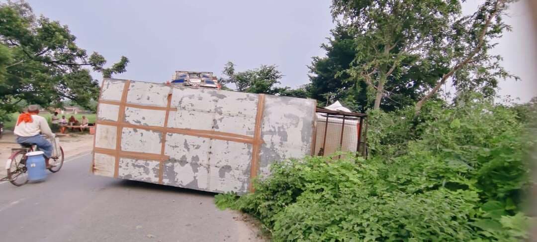 मऊ में स्टीयरिंग जाम होने से मिनी मैजिक पलटी,वाराणसी से गोरखपुर जा रहा था
#maunews #MAU #accident
मऊ जिले के रानीपुर थाना क्षेत्र में रविवार तड़के एक मिनी मैजिक वाहन अनियंत्रित होकर पलट गया। यह हादसा मिर्जाहाजीपुरा-सुल्तानीपुर मार्ग पर ग्रामसभा चकिया स्थित हनुमान मंदिर के सामने हुआ। वाहन की स्टीयरिंग जाम होने के कारण यह दुर्घटना हुई, जिसमें चालक हरिकांत को कोई गंभीर चोट नहीं आई और वह सुरक्षित है।