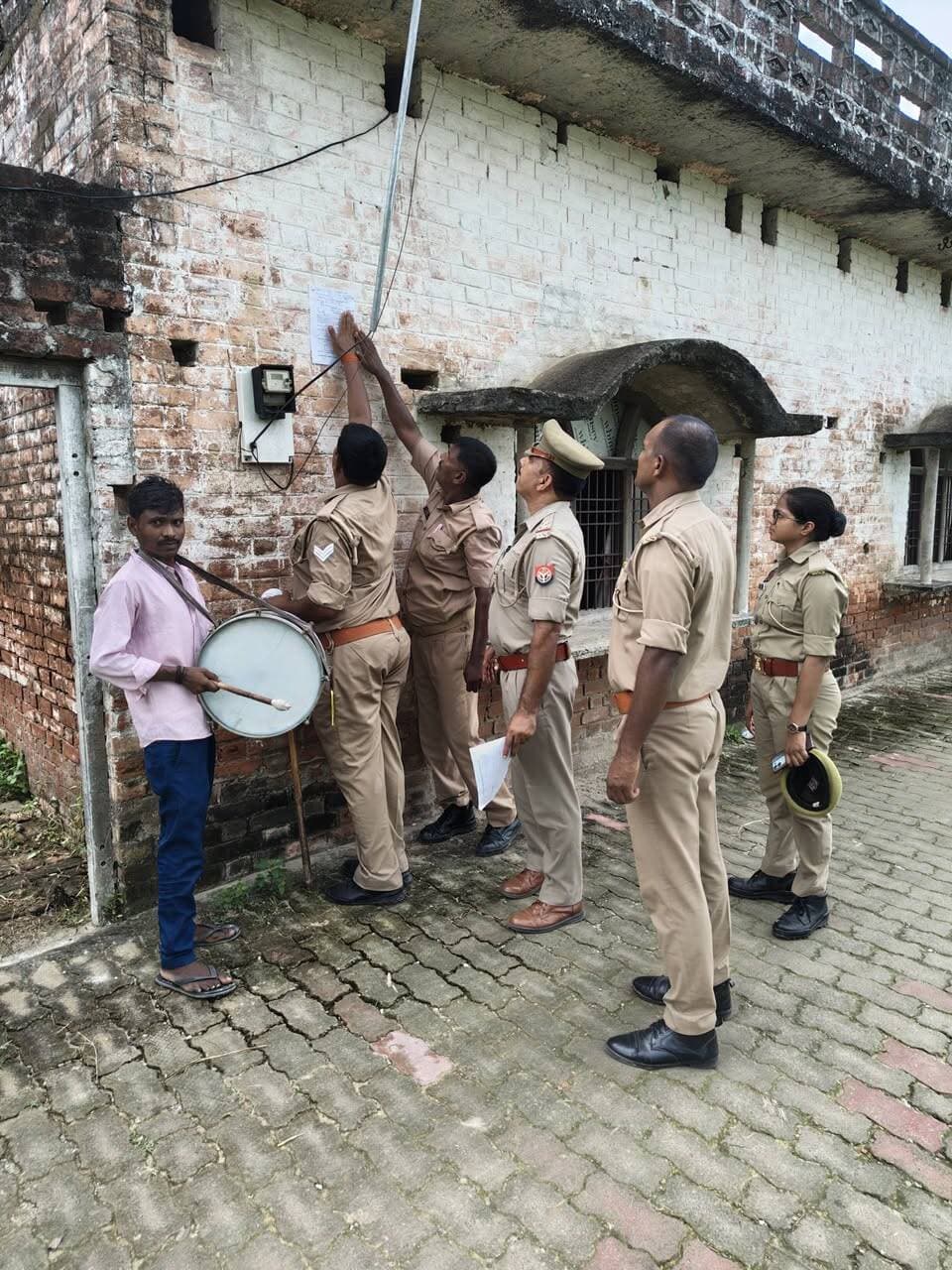 प्रधान प्रतिनिधि के घर धारा 82 का नोटिस का चस्पाः मऊ पुलिस ने ढोल बजाकर कराई मुनादी; गंभीर मामलों में 2 महीने से फरार
#MAU #maunews #Ranipur
मऊ के रानीपुर थाना के दौलसेपुर गांव में गंभीर आपराधिक मामलों में वांछित प्रधान प्रतिनिधि मिथिलेश पांडेय के खिलाफ पुलिस ने कार्रवाई तेज कर दी है। न्यायालय के आदेश पर रविवार को रानीपुर पुलिस ने गांव में ढोल-नगाड़े के साथ मुनादी कराई। इसके बाद आरोपी के आवास पर धारा 82 के तहत कार्यवाही कर नोटिस चस्पा की गई