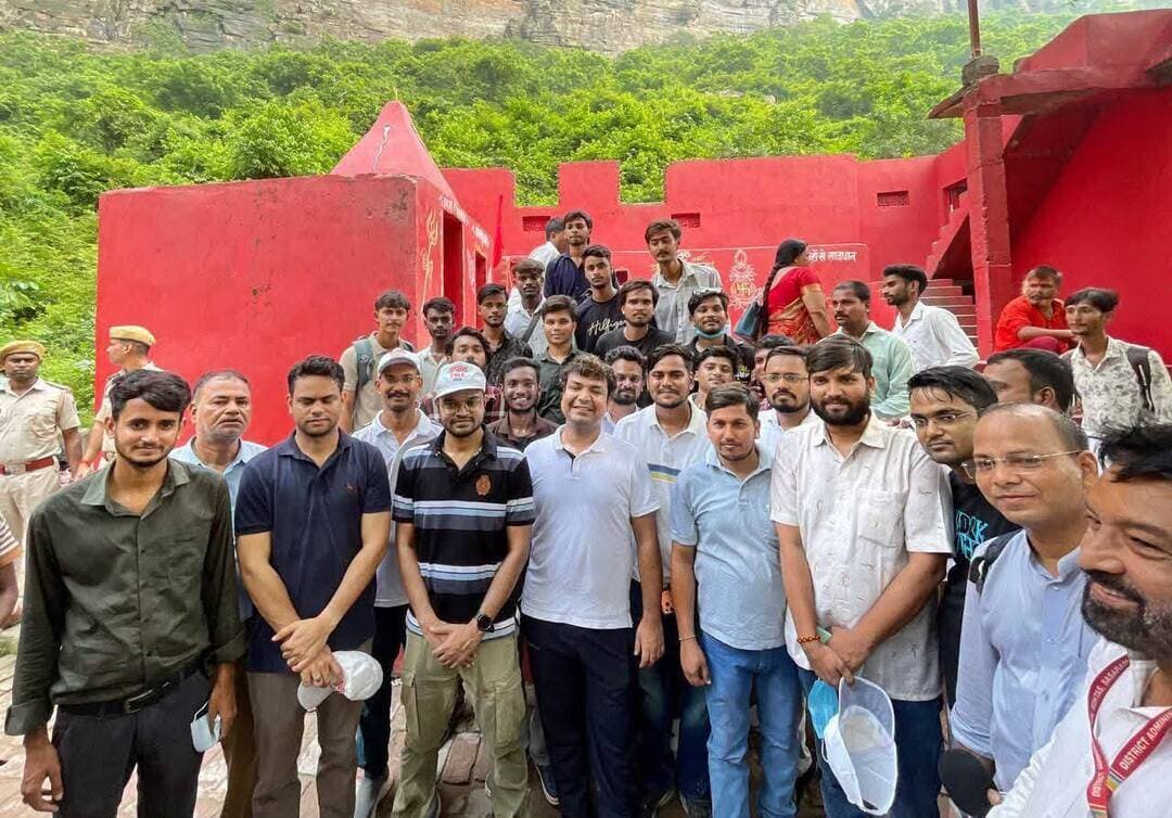 मां तुतला भवानी में विशेष स्वच्छता अभियान, डीएम के नेतृत्व में जुटेंगे सोशल मीडिया इंफ्लुएंसर व एनसीसी कैडेट
सासाराम। मां तुतला भवानी ईको पर्यटन स्थल को स्वच्छ, सुंदर और पर्यावरण अनुकूल बनाए रखने के उद्देश्य से रविवार, 23 अगस्त को विशेष स्वच्छता एवं सफाई अभियान चलाया जाएगा। अभियान का नेतृत्व रोहतास जिलाधिकारी करेंगे। इसमें सोशल मीडिया इंफ्लुएंसर, एनसीसी कैडेट, स्थानीय लोग और प्रशासनिक पदाधिकारी भाग लेंगे। अभियान के दौरान पर्यटन स्थल के विभिन्न हिस्सों में साफ-सफाई की जाएगी तथा लोगों को स्वच्छता के प्रति जागरूक किया जाएगा। प्रशासन की ओर से पर्यटकों और स्थानीय लोगों से भी अभियान में सहयोग करने तथा पर्यटन स्थल को स्वच्छ बनाए रखने की अपील की गई है।अधिकारियों का कहना है कि तुतला भवानी क्षेत्र जिले के प्रमुख धार्मिक एवं ईको पर्यटन स्थलों में शामिल है। ऐसे में इसकी प्राकृतिक सुंदरता और पर्यावरण को सुरक्षित रखना सामूहिक जिम्मेदारी है। अभियान के माध्यम से लोगों को पर्यटन स्थलों पर कचरा नहीं फैलाने, निर्धारित स्थान पर कचरा डालने और पर्यावरण संरक्षण के प्रति जिम्मेदार बनने का संदेश दिया जाएगा। प्रशासन का उद्देश्य तुतला भवानी को स्वच्छ एवं आकर्षक पर्यटन स्थल के रूप में विकसित करने के साथ पर्यावरण संरक्षण को भी बढ़ावा देना है।