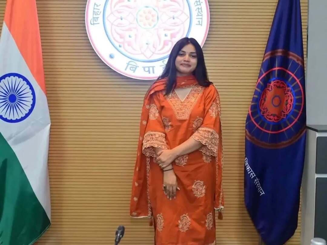 सासाराम को मिली नई एसडीएम, IAS प्रिया रानी संभालेंगी अनुमंडल की कमान
सासाराम अनुमंडल को नई अनुमंडल पदाधिकारी (एसडीएम) मिल गई हैं। 2024 बैच की भारतीय प्रशासनिक सेवा (IAS) अधिकारी प्रिया रानी को सासाराम की नई अनुमंडल पदाधिकारी नियुक्त किया गया है। नियुक्ति के बाद अब वह सासाराम अनुमंडल की प्रशासनिक जिम्मेदारी संभालेंगी।
IAS प्रिया रानी के पदभार ग्रहण करने के साथ ही सासाराम अनुमंडल में प्रशासनिक कार्यों को लेकर नई उम्मीदें जगी हैं। एसडीएम के रूप में उनके जिम्मे अनुमंडल क्षेत्र में कानून-व्यवस्था बनाए रखने के साथ-साथ विभिन्न सरकारी योजनाओं की निगरानी और जनसमस्याओं के समाधान की महत्वपूर्ण जिम्मेदारी होगी।
नई एसडीएम की नियुक्ति के बाद प्रशासनिक स्तर पर कामकाज में तेजी आने की उम्मीद जताई जा रही है। वहीं, स्थानीय लोगों को भी उम्मीद है कि अनुमंडल प्रशासन से जुड़ी समस्याओं के समाधान और सरकारी योजनाओं के बेहतर क्रियान्वयन पर विशेष ध्यान दिया जाएगा।