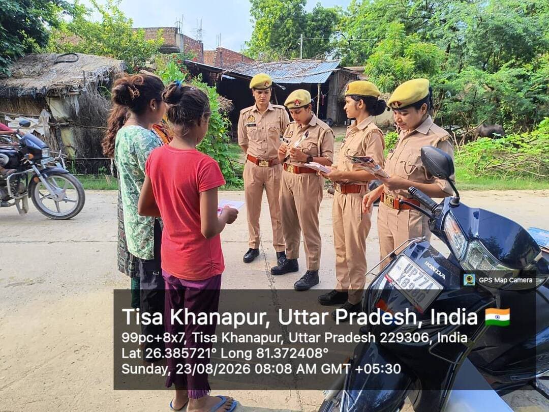 *पुलिस अधीक्षक रायबरेली के निर्देशन में मिशन शक्ति अभियान फेज-5.0 के अंतर्गत 'बहू-बेटी सम्मेलन' एवं चौपाल का आयोजनः-*
*श्री रवि कुमार,* पुलिस अधीक्षक रायबरेली के निर्देशन में आज दिनांक 23.08.2026 को जनपद के विभिन्न थाना क्षेत्रों में "मिशन शक्ति अभियान फेज-5.0" के अंतर्गत महिला सशक्तिकरण एवं सुरक्षा को बढ़ावा देने के उद्देश्य से 'बहू-बेटी सम्मेलन' एवं चौपाल का सफल आयोजन किया गया।
कार्यक्रम में उपस्थित महिलाओं एवं बालिकाओं को महिला सुरक्षा, सम्मान एवं स्वावलंबन के प्रति जागरूक करते हुए 1090, 181, 112, 1076, 102, 1930, 101 एवं 1098 सहित विभिन्न आपातकालीन हेल्पलाइन नंबरों की विस्तृत जानकारी दी गई। साथ ही उन्हें बताया गया कि 1090 महिला हेल्पलाइन पर शिकायतकर्ता की पहचान पूर्णतः गोपनीय रखी जाती है, जिससे महिलाएं बिना किसी भय के अपनी शिकायत दर्ज करा सकती हैं।
इस अवसर पर महिलाओं को कन्या सुमंगला योजना, मुख्यमंत्री सामूहिक विवाह योजना, वृद्धावस्था पेंशन योजना, निराश्रित महिला पेंशन योजना एवं मातृशक्ति वंदन योजना सहित विभिन्न जनकल्याणकारी योजनाओं की जानकारी प्रदान की गई। साथ ही उपस्थित महिलाओं की समस्याओं को संवेदनशीलता के साथ सुनकर उनके त्वरित एवं प्रभावी निस्तारण का आश्वासन दिया गया।