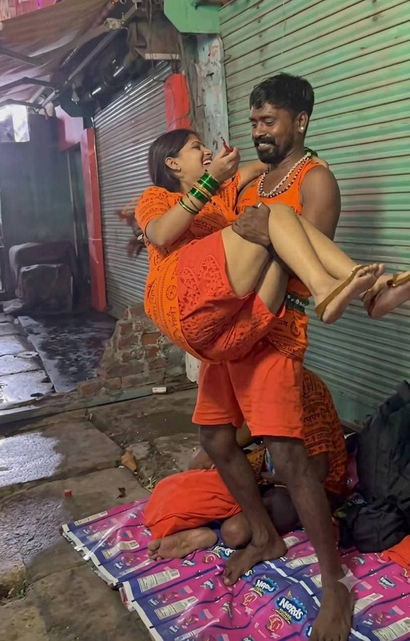 सावन में दिखा पति-पत्नी कांवरिया बम का अटूट प्यार ❤️🙏
कांवर यात्रा के दौरान घायल पत्नी को पति ने अपनी बाँहों में उठाकर सहारा दिया और फिर बैठाकर उसके पैरों में मलहम लगाया। हर हर महादेव! 🔱🙏 #KanwarYatra #PatiPatni #Kanwariya #TrueLove #BabaBaidhyanath