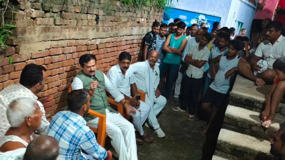 सड़क दुर्घटना में विद्या देवी की मौत की खबर सुनकर लटौर गांव परिवारजनों से मिलने पहुंचे हिसुआ विधायक अनील सिंह ।शोकाकुल परिवारजनों से मिलकर अपनी संवेदना व्यक्ति की ।