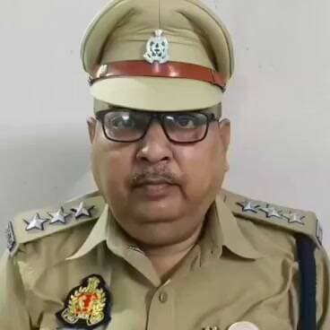 पकड़े गए अवैध बांग्लादेशी के बारे में जानकारी देते अरुण कुमार पाठक सीओ जीआरपी प्रयागराज....