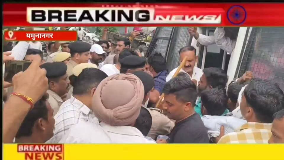 पुलिस के पहरे के बीच शहर से कूड़ा उठानाहुआ शुरू