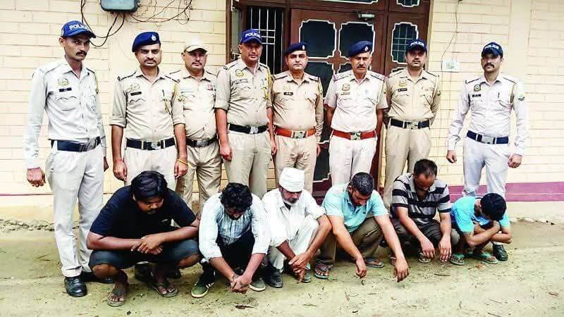 Chitta-free Himachal campaign : बिलासपुर पुलिस ने 175.5 ग्राम चिट्टे के साथ छह दबोचे
दिव्य हिमाचल
नशे के खिलाफ अभियान के तहत बिलासपुर पुलिस ने एक बड़े गिरोह का भंडाफोड़ किया है। पुलिस की स्पेशल डिटेक्शन टीम ने पंजाब से बिलासपुर तक सक्रिय इस नेटवर्क से जुड़े छह लोगों को गिरफ्तार करने के साथ ही उनके पास से कुल 175.5 ग्राम चिट्टा और दो लाख रुपए की नकदी बरामद की है। आरोपियों में से तीन पंजाब के अमृतसर तथा तीन बिलासपुर जिला के विभिन्न क्षेत्रों के रहने वाले हैं। जानकारी के अनुसार बिलासपुर पुलिस की स्पेशल डिटेक्शन टीम ने गत शुक्रवार शाम कीरतपुर-मनाली फोरलेन पर धराड़सानी के पास नाकाबंदी के दौरान एक टैक्सी नंबर गाड़ी को जांच के लिए रोका। गाड़ी में कुल पांच लोग सवार थे। इनकी पहचान बिलासपुर के बैरीदड़ोलां निवासी 36 वर्षीय रविंद्र, बैहनाजट्टां निवासी 37 वर्षीय आशुतोष चंदेल उर्फ अंकुश तथा पंजाब के अमृतसर निवासी 55 वर्षीय रणजीत सिंह और उसके बेटों 24 वर्षीय विशाल सिंह व 23 वर्षीय आकाशदीप के रूप में हुई है। संदेह के आधार पर तलाशी लेने पर गाड़ी से 132 ग्राम चिट्टे के साथ दो लाख रुपए की नकदी भी बरामद की गई।
उनके खिलाफ झंडूता थाना में एनडीपीएस एक्ट के तहत मामला दर्ज किया गया। विस्तृत जांच में सामने आया कि रणजीत सिंह तथा उसके बेटे आकाशदीप व विशाल सिंह अमृतसर से बिलासपुर तक चिट्टे की सप्लाई चेन की महत्त्वपूर्ण कड़ी थे। रणजीत सिंह व आकाशदीप अमृतसर से चिट्टे की सप्लाई उपलब्ध करवाने के साथ पूरे नेटवर्क को संचालित करने में शामिल थे। वहीं विशाल सिंह अमृतसर से चिट्टा लाकर बिलासपुर में लोकल पेडलर्स रविंद्र, आशुतोष चंदेल उर्फ अंकुश तथा दडय़ाणा औहर के प्रवेश गुप्ता को बेचता था। लोकल पेडलर उसे आगे बेचते थे। उधर, एसपी बिलासपुर अभिषेक धीमान ने बताया कि पुलिस ने चिट्टा माफिया के खिलाफ कार्रवाई की है। उन्होंने कहा कि पुलिस द्वारा नशा माफिया के खिलाफ लगातार कार्रवाई अमल में लाई जा रही है।
