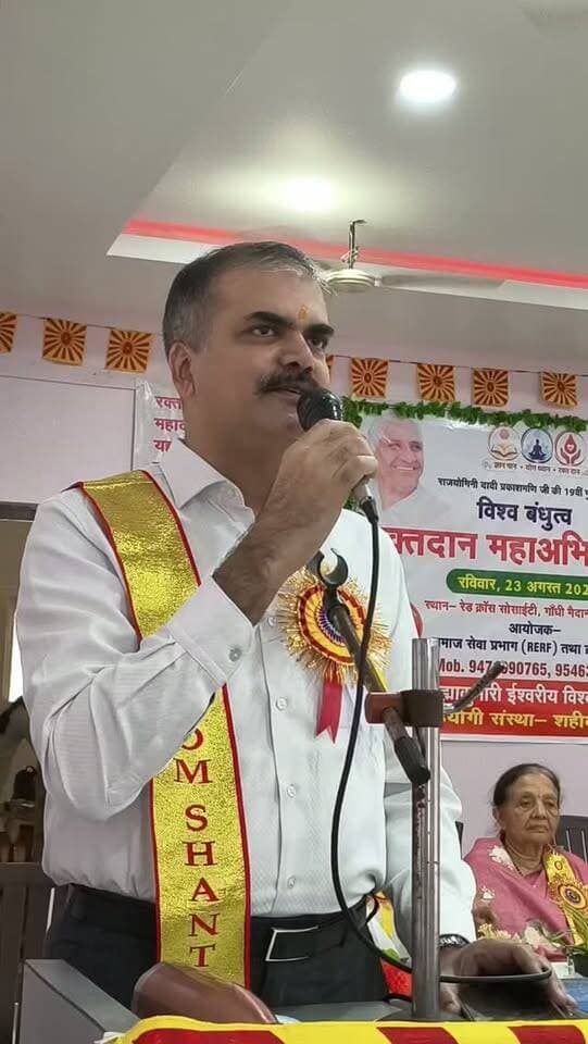 रक्त वीरों को संबोधित करते आईजी विकास वैभव