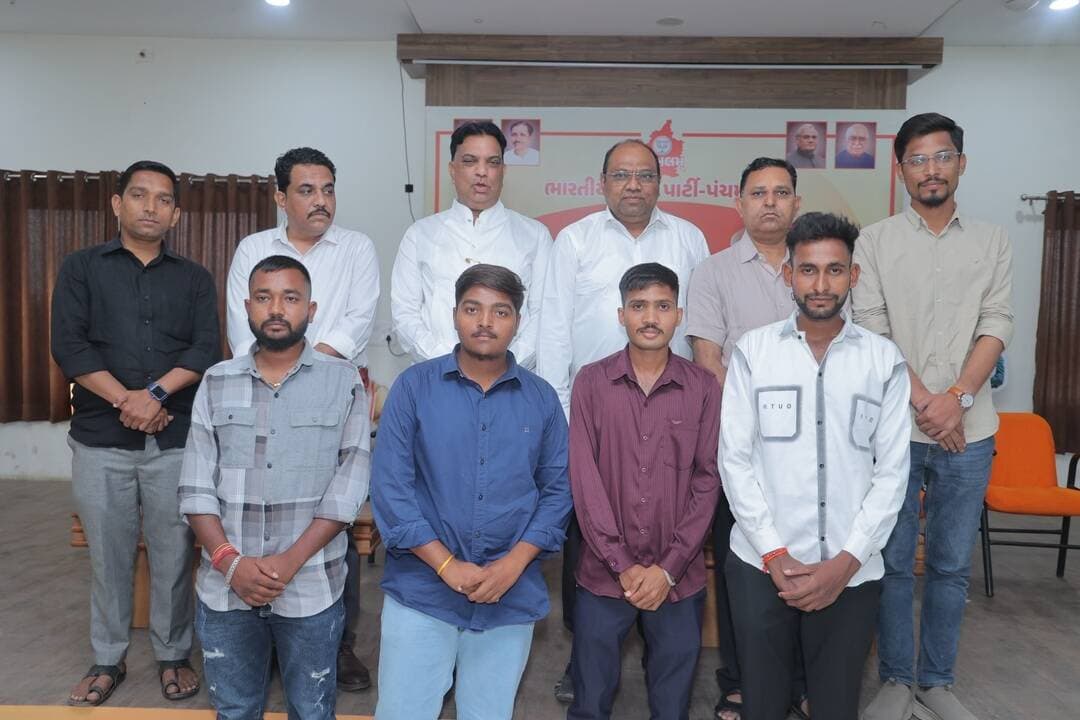પંચમહાલ ક્રિએટર્સ કોન્કલેવ- ૨૦૨૬ ❤️
.
.
નિરવ પરમાર ભાઈ આપનો દિલ થી ખૂબ ખૂબ આભાર 🫂❤️ @nirav.parmarofficial 🫡
.
.
#godhra #trend #virals #bjp #reels